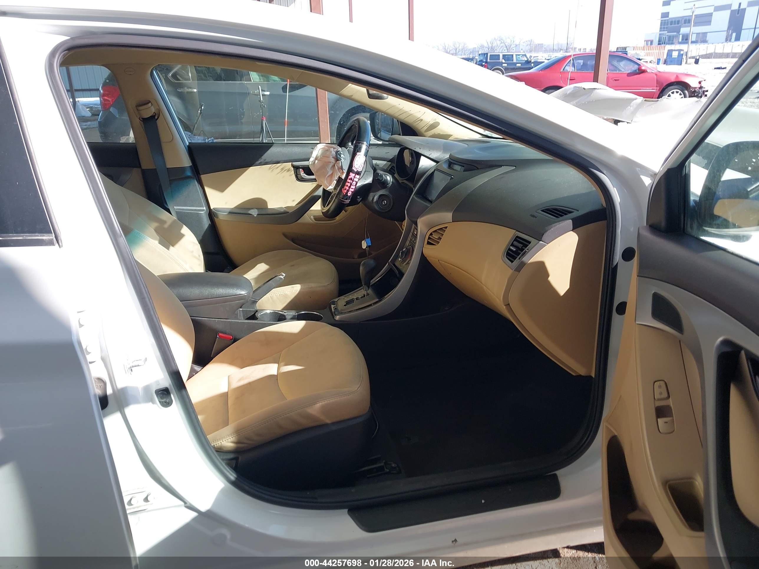HYUNDAI ELANTRA image 5