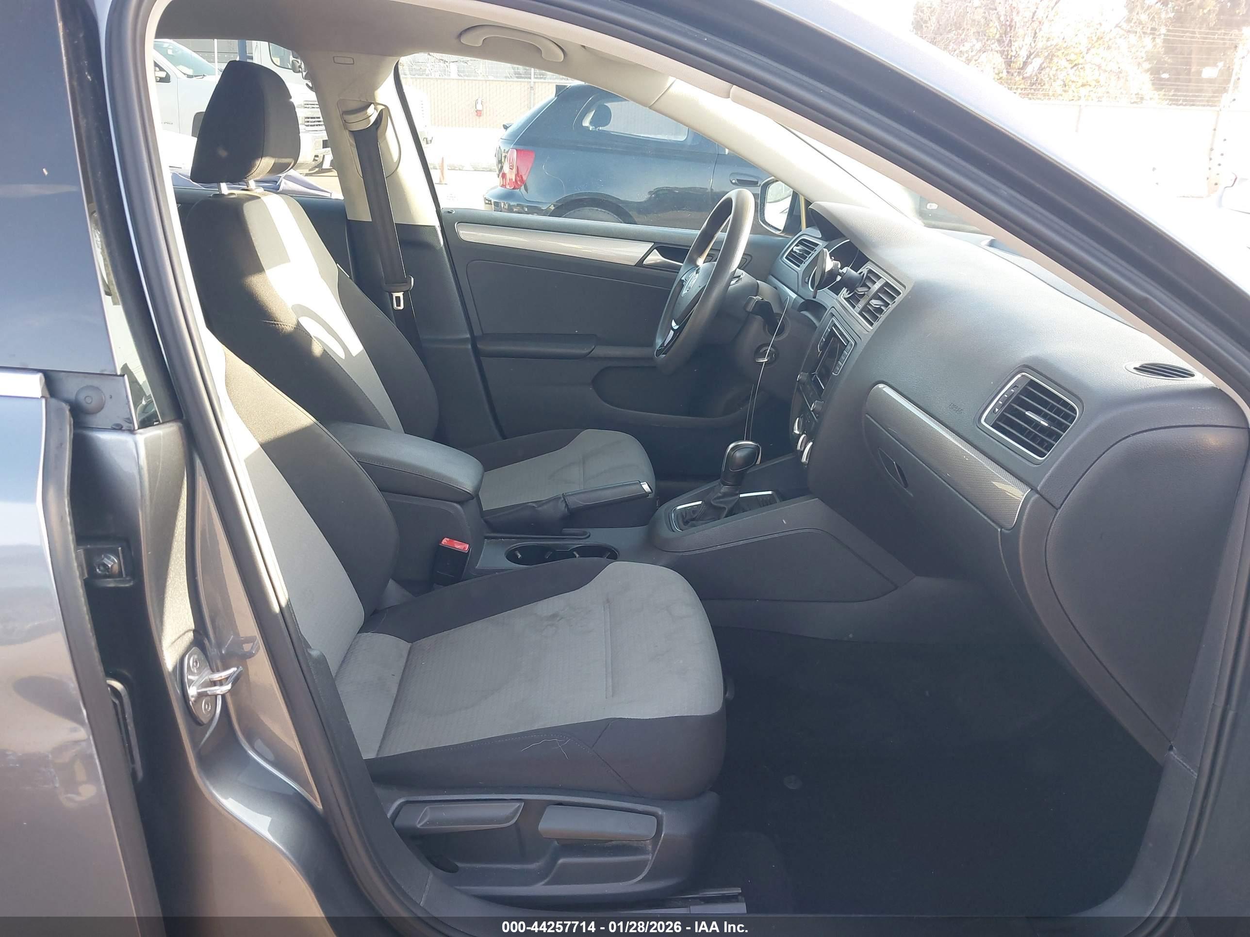 VOLKSWAGEN JETTA image 5