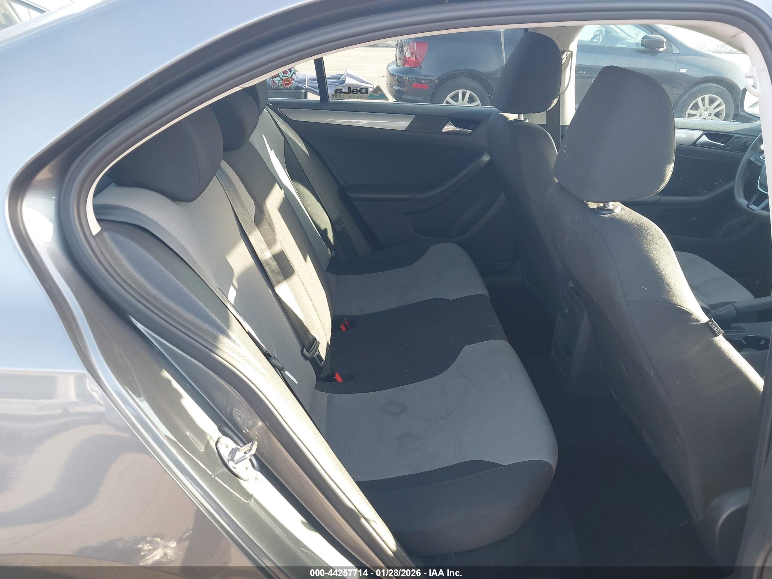 VOLKSWAGEN JETTA image 8