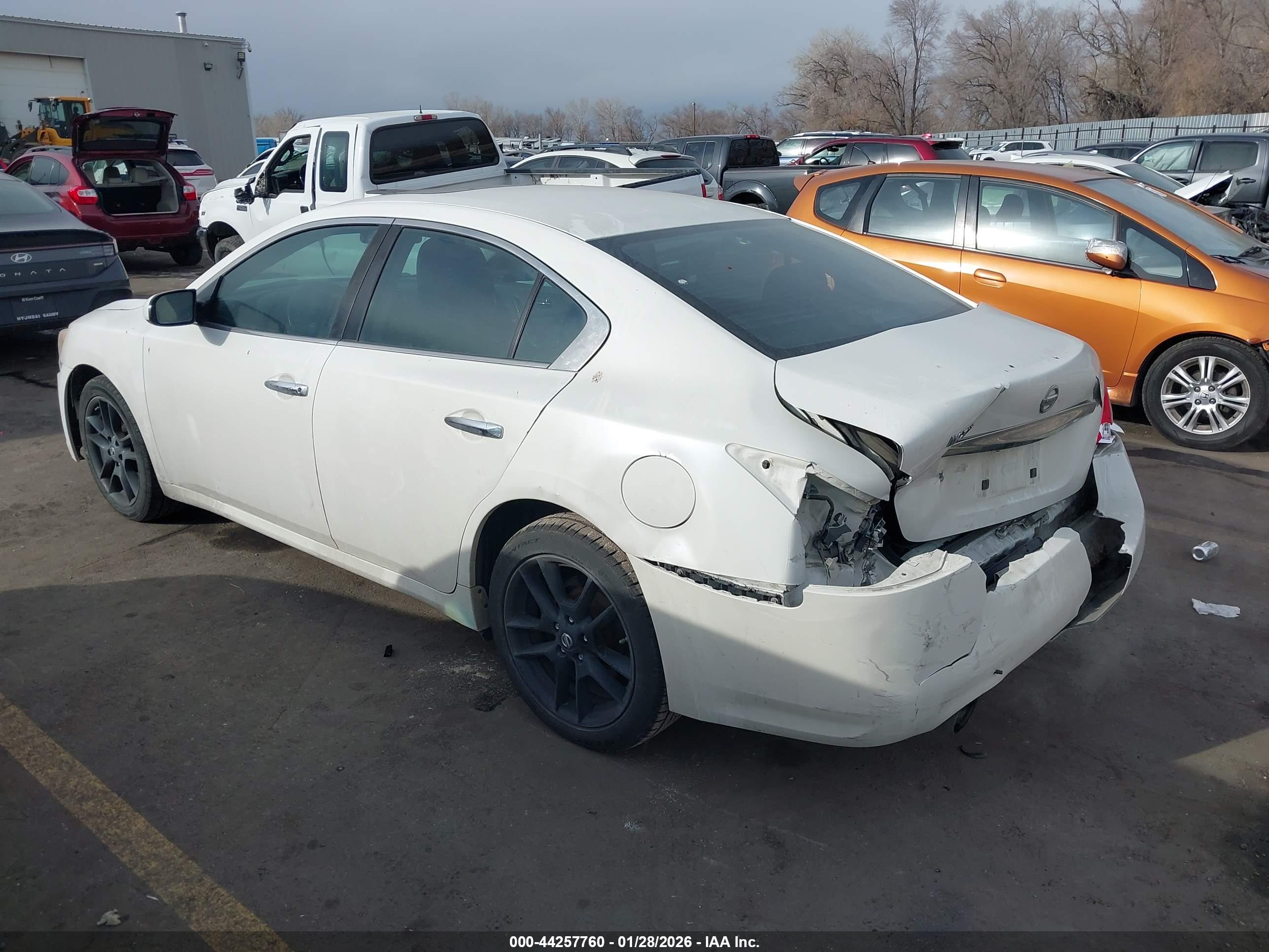 NISSAN MAXIMA image 3