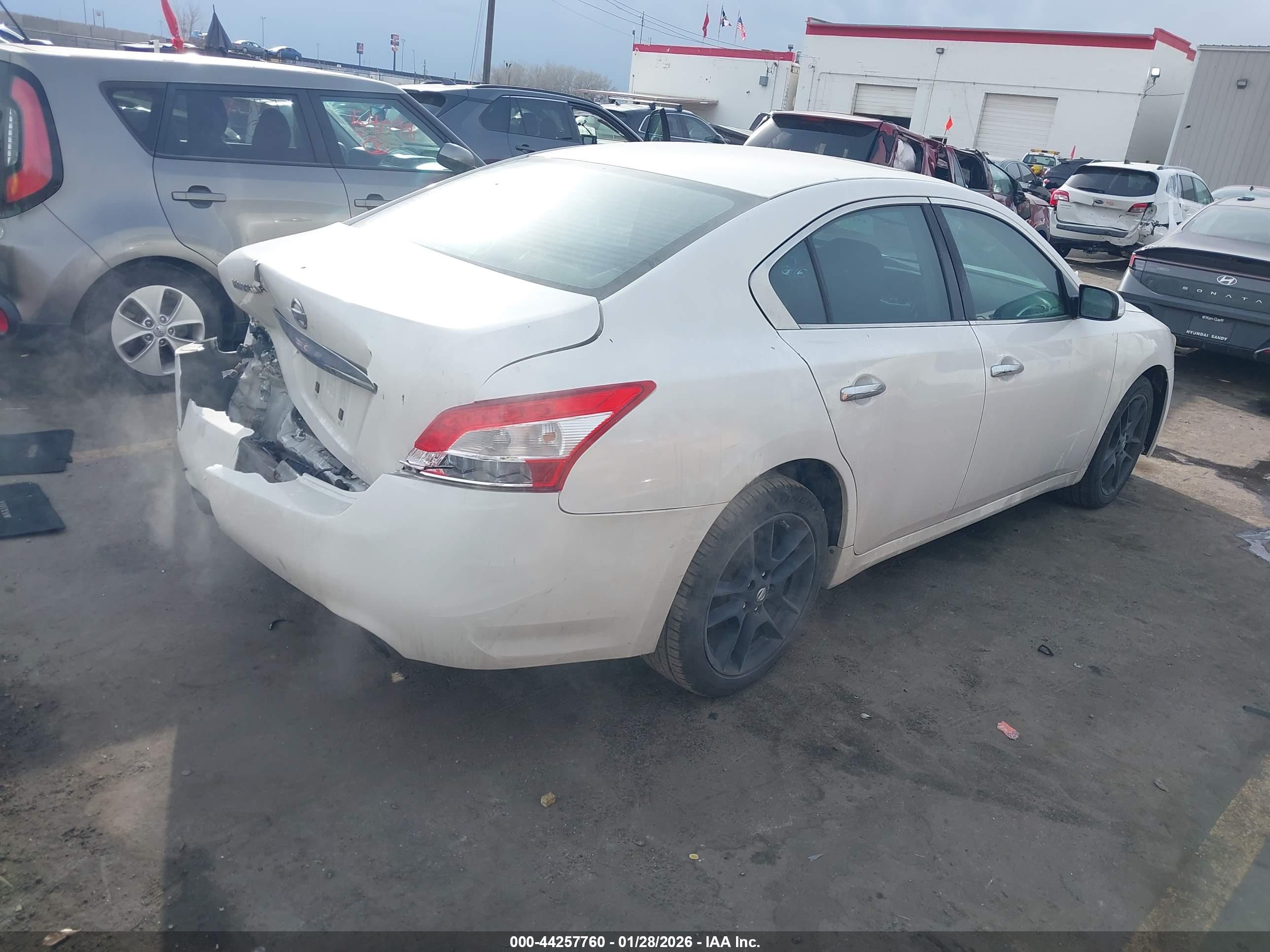 NISSAN MAXIMA image 4