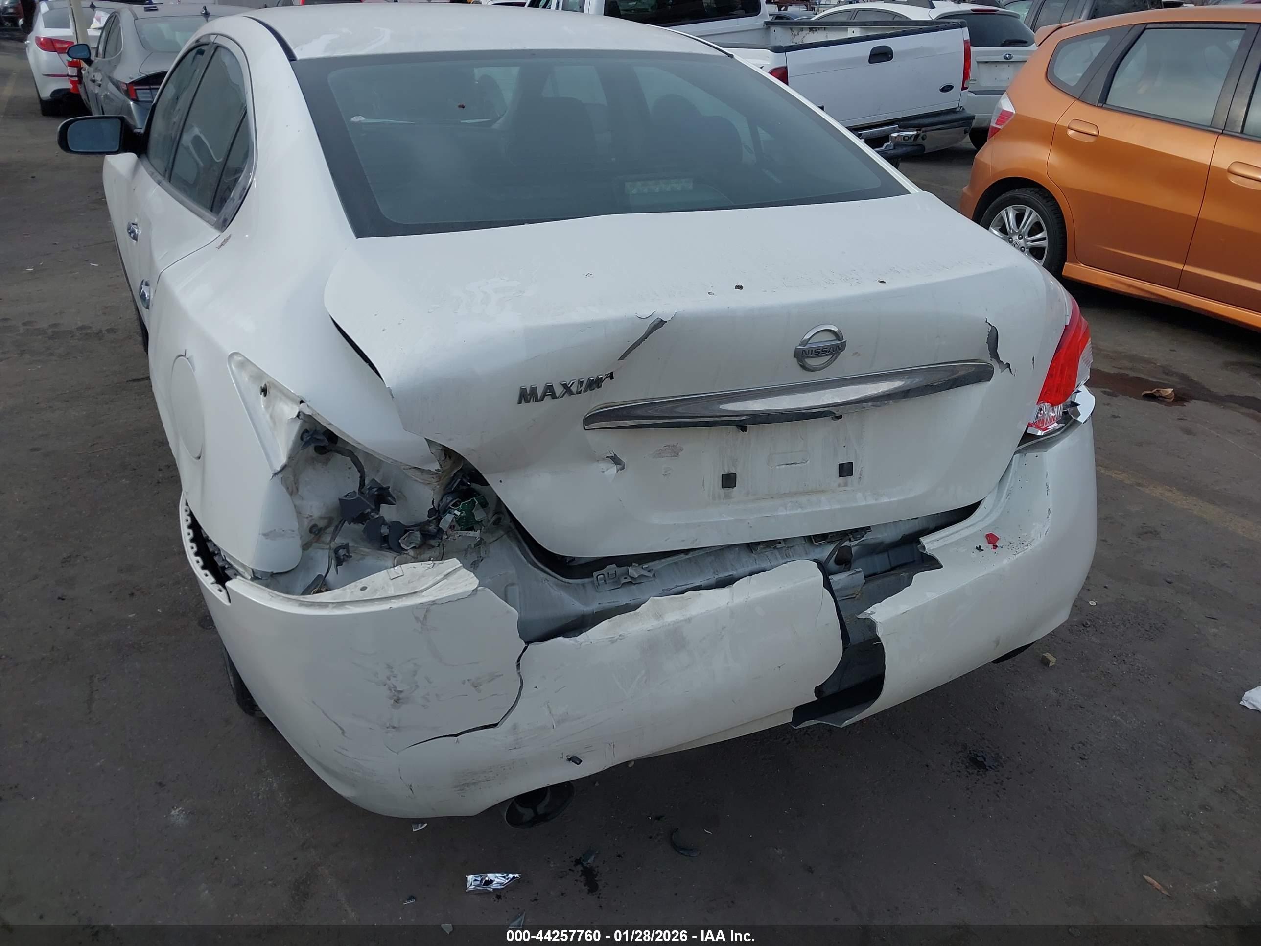 NISSAN MAXIMA image 6