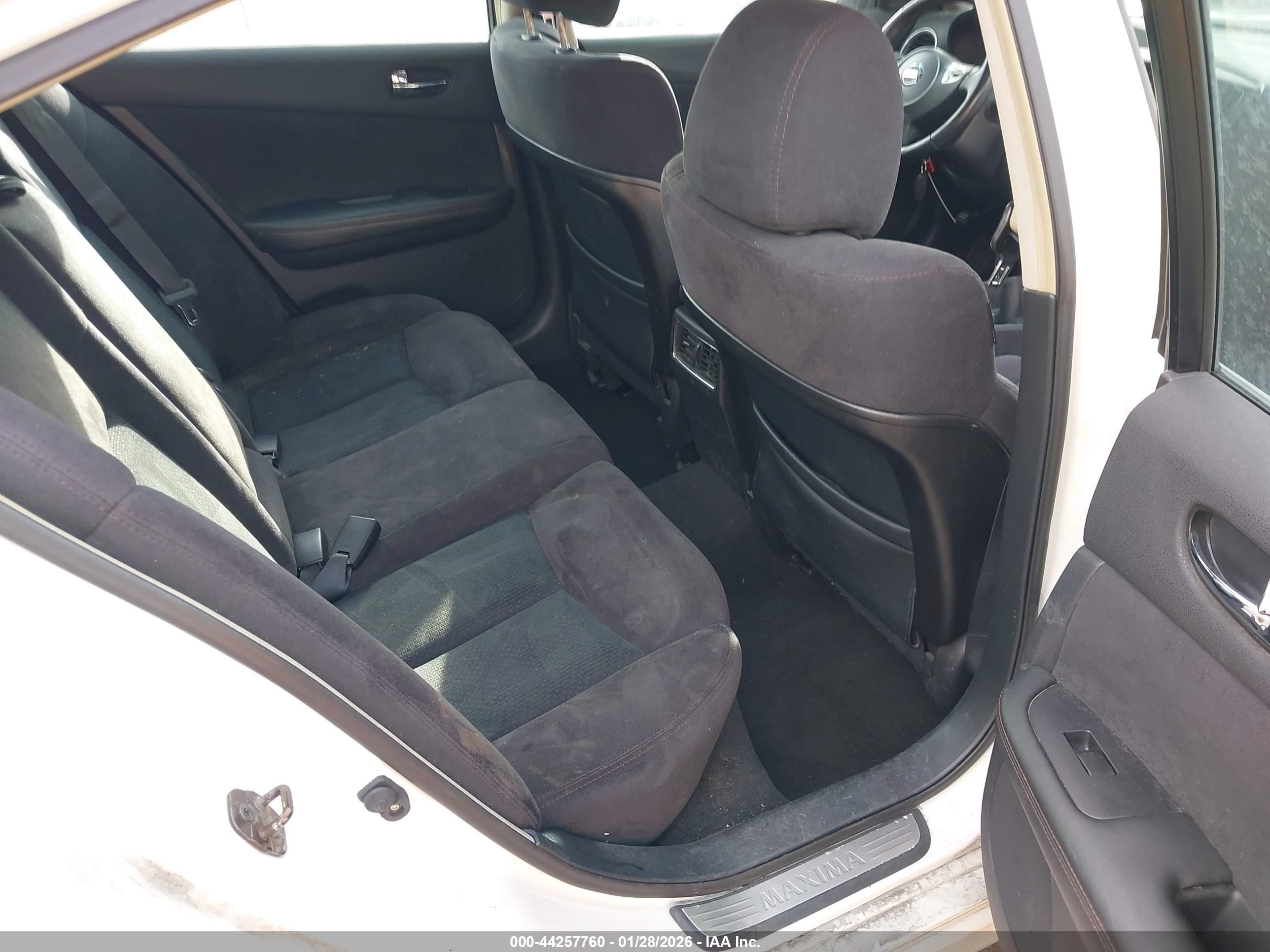 NISSAN MAXIMA image 8
