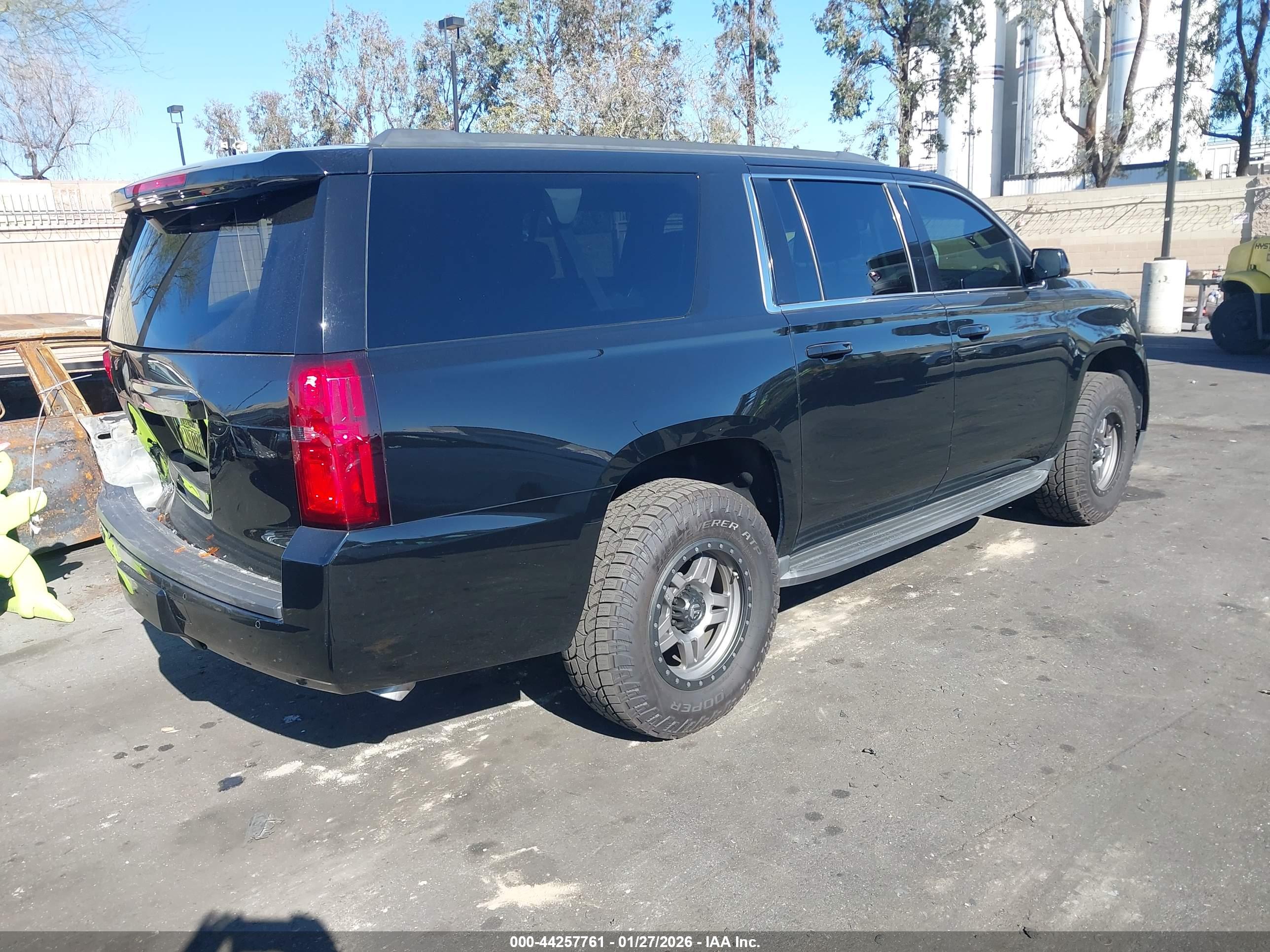 CHEVROLET SUBURBAN image 4
