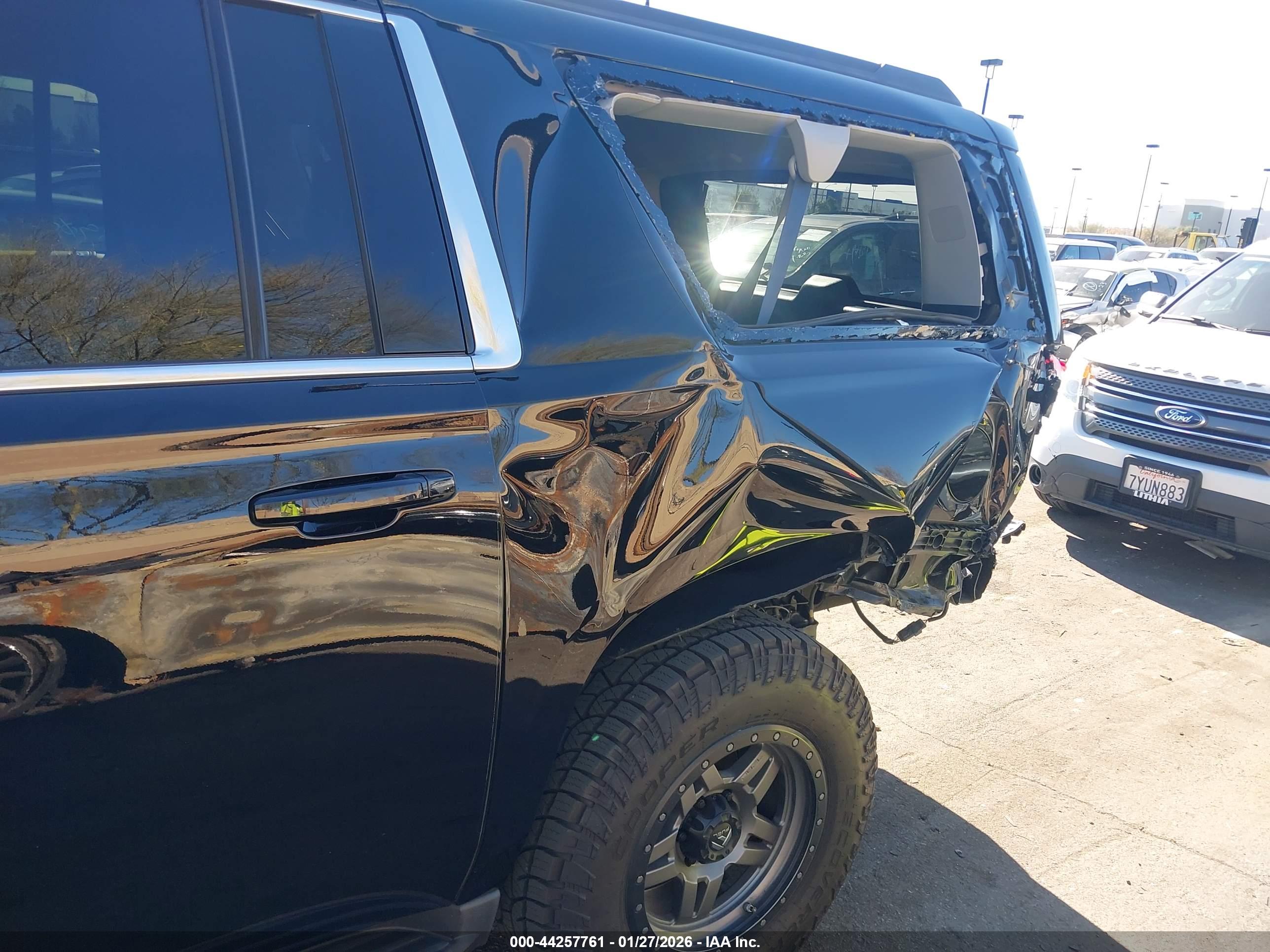 CHEVROLET SUBURBAN image 6