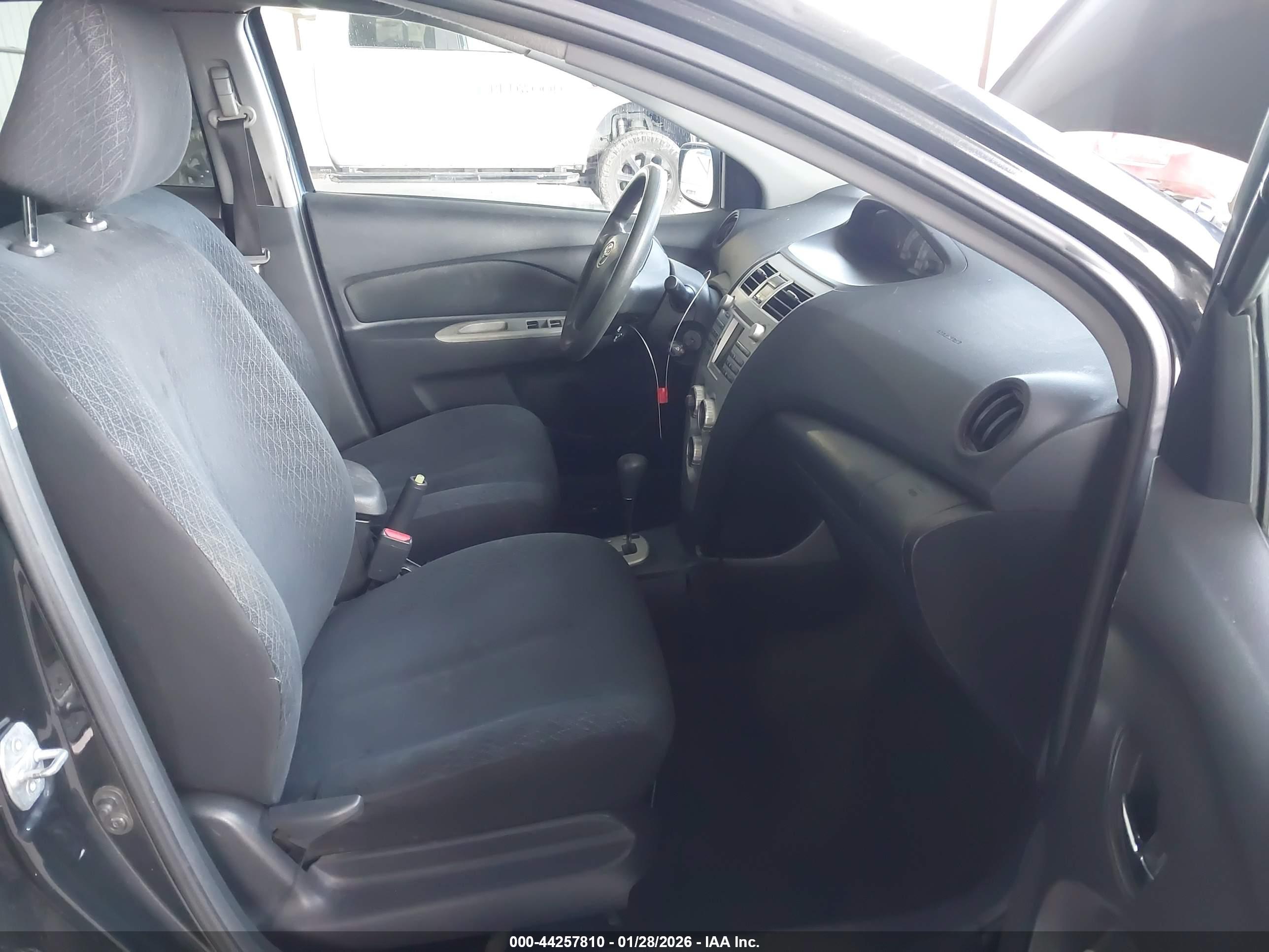 TOYOTA YARIS image 5