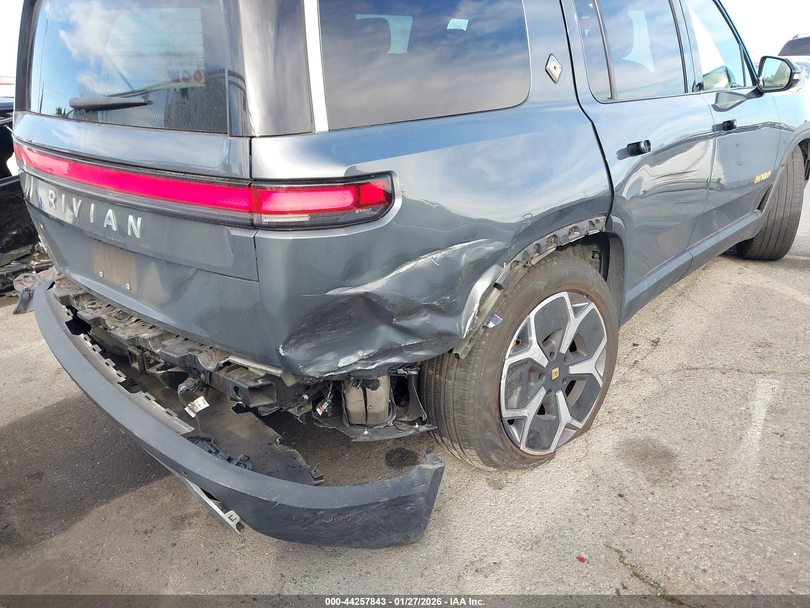 RIVIAN R1S image 6