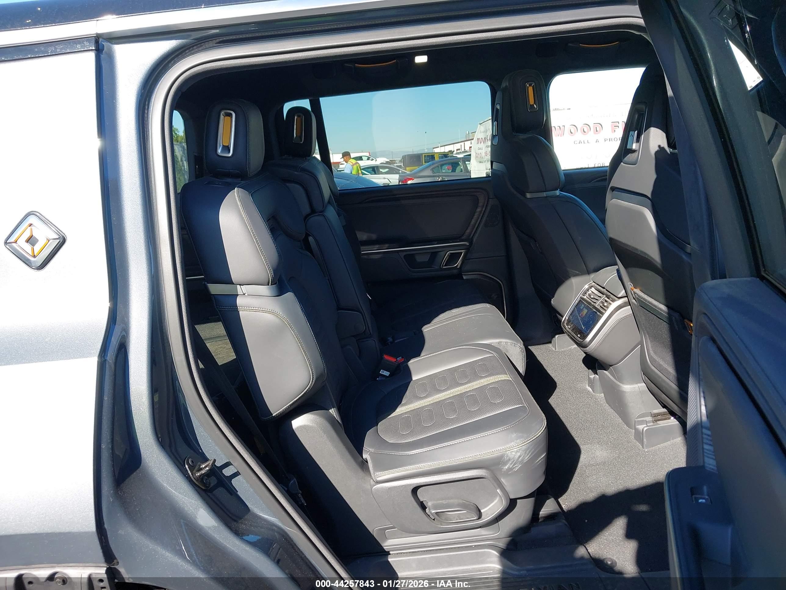 RIVIAN R1S image 8