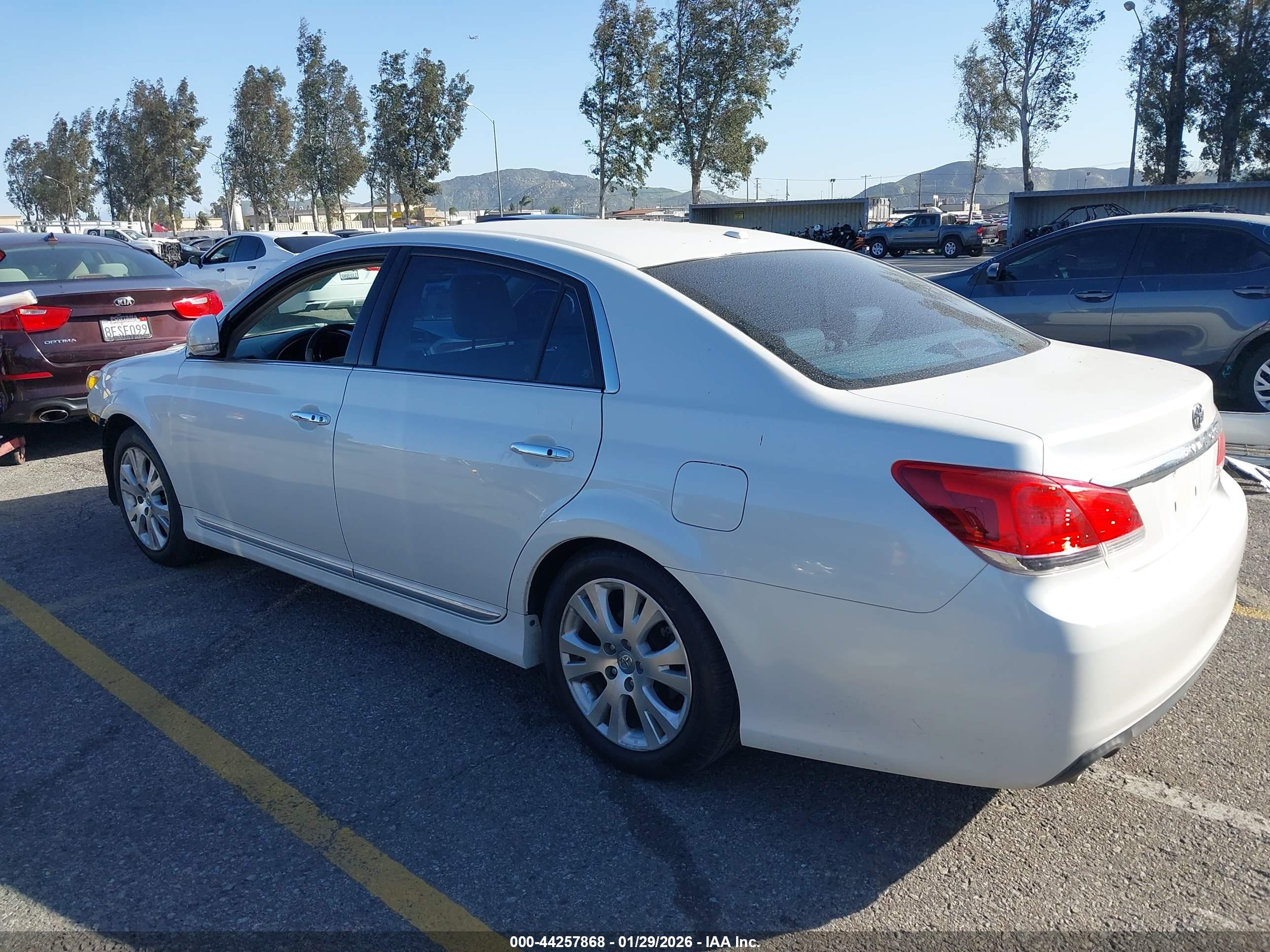 TOYOTA AVALON image 3