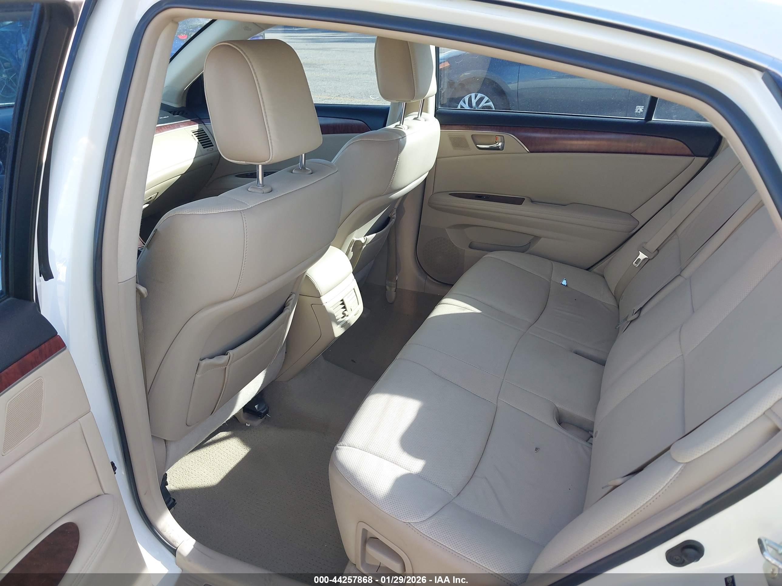 TOYOTA AVALON image 8
