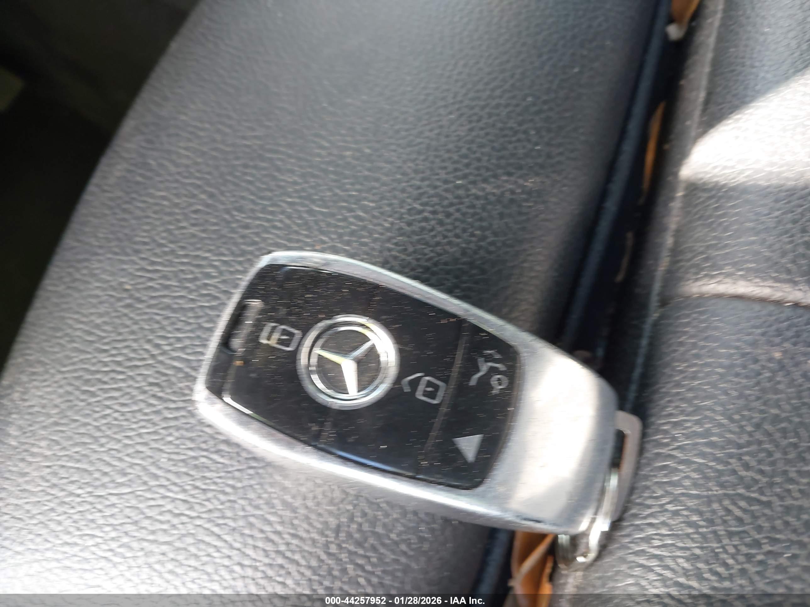 MERCEDES-BENZ GLB image 11
