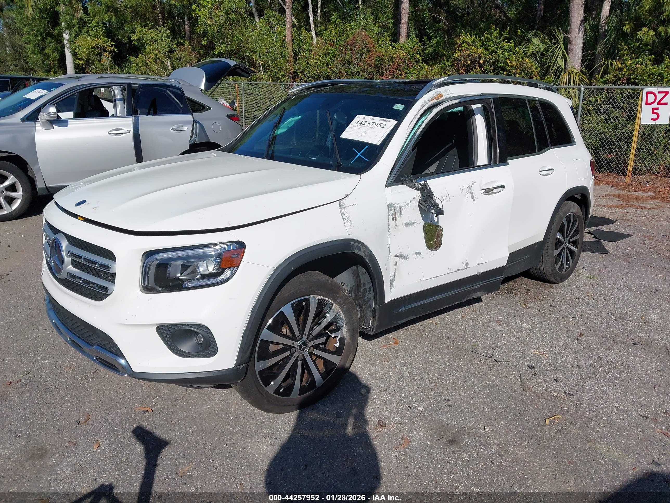 MERCEDES-BENZ GLB image 2