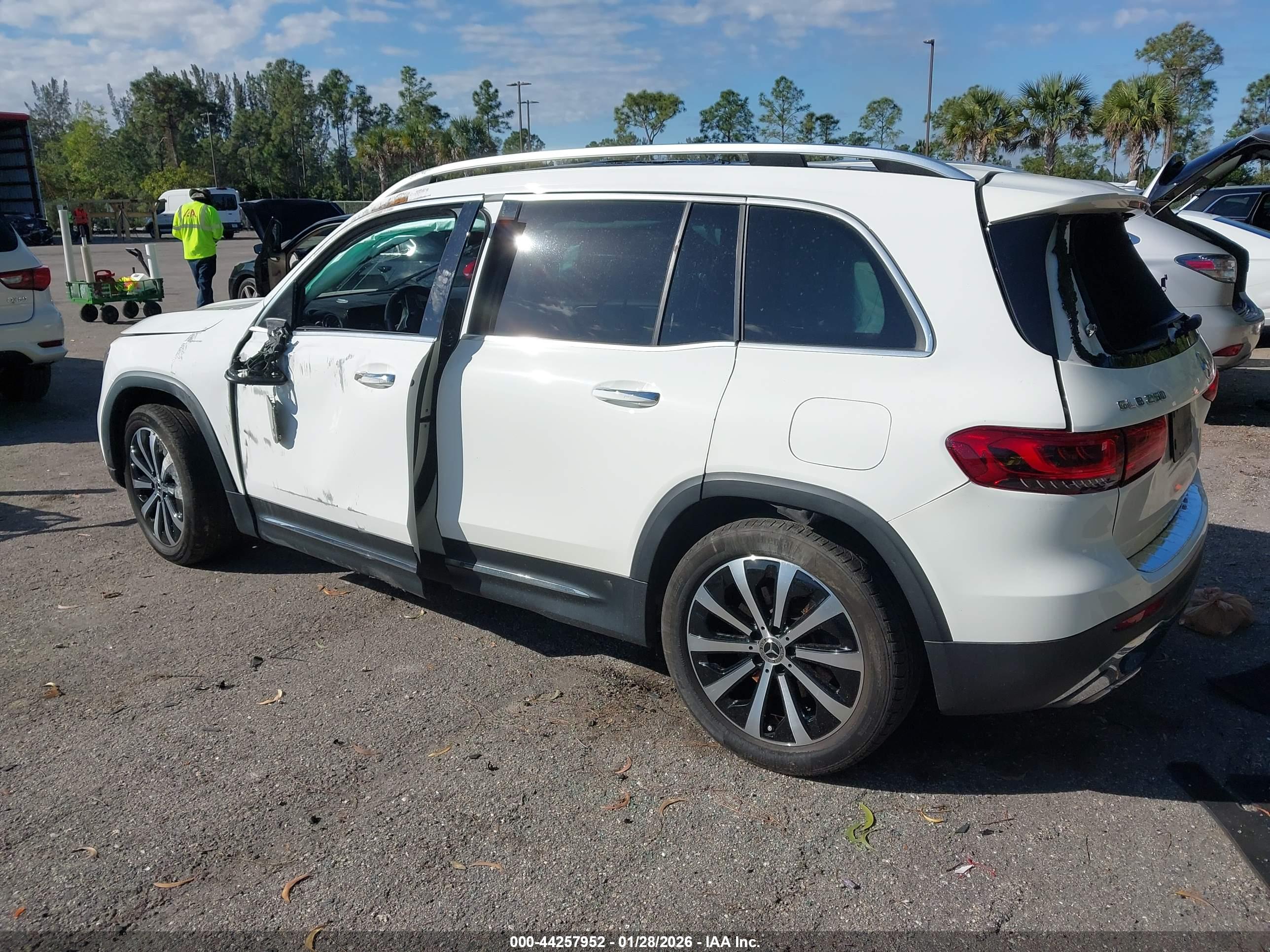 MERCEDES-BENZ GLB image 3