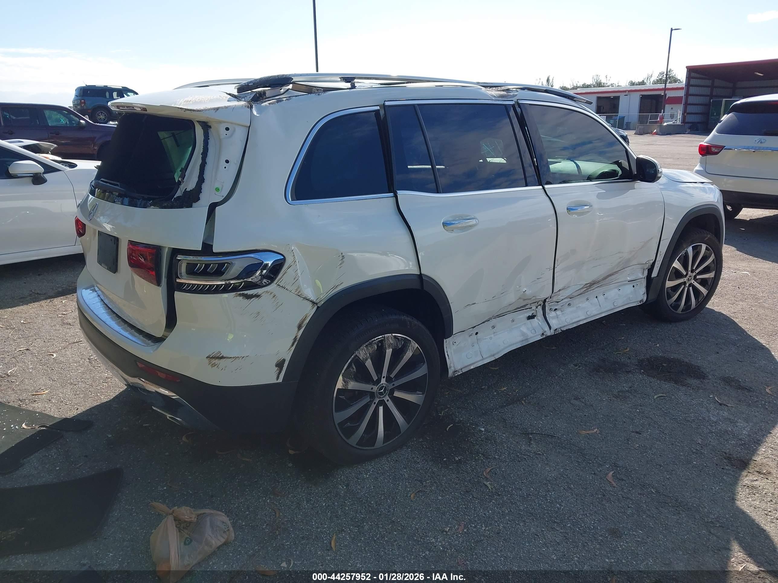 MERCEDES-BENZ GLB image 4