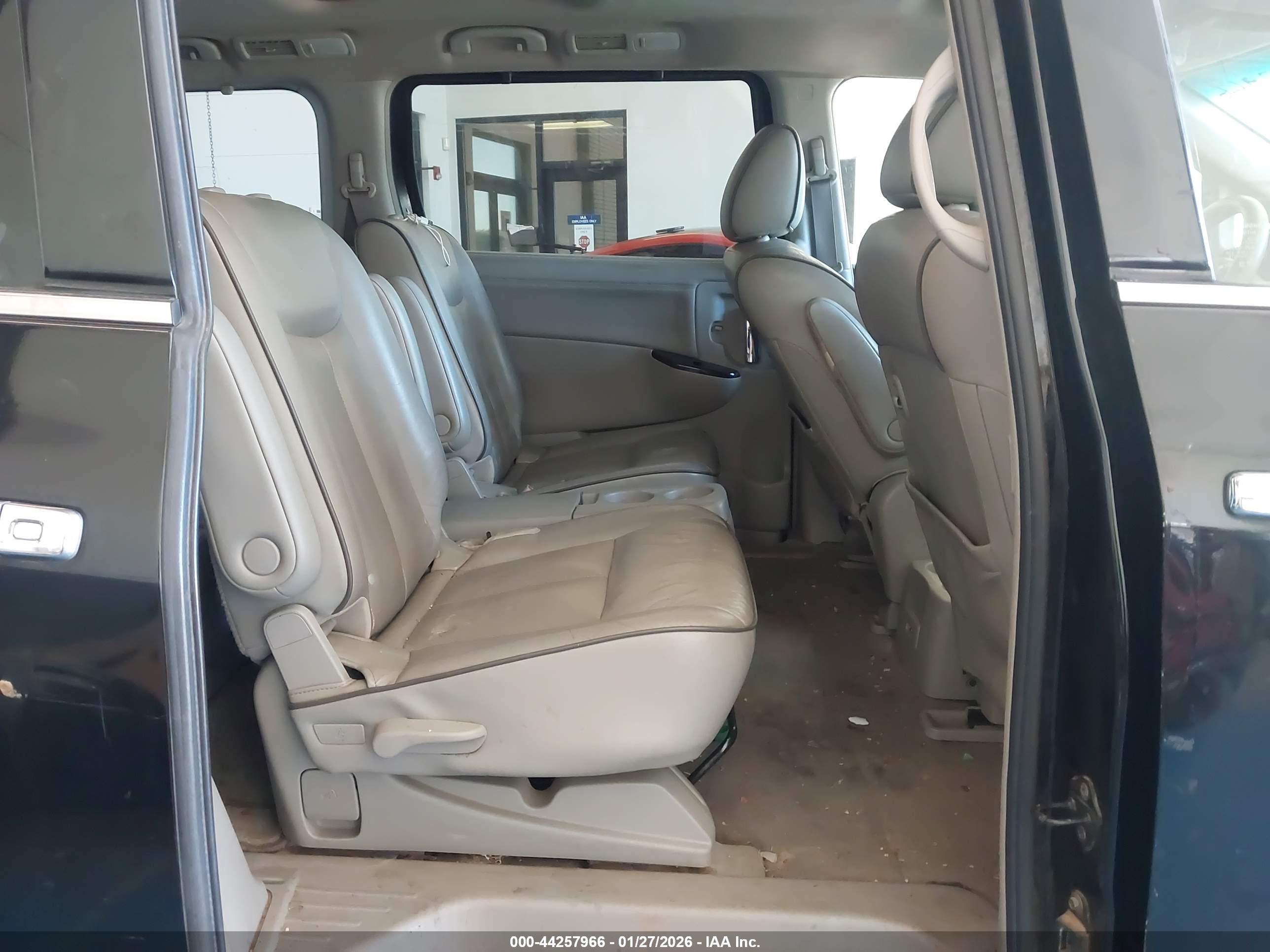 NISSAN QUEST image 8