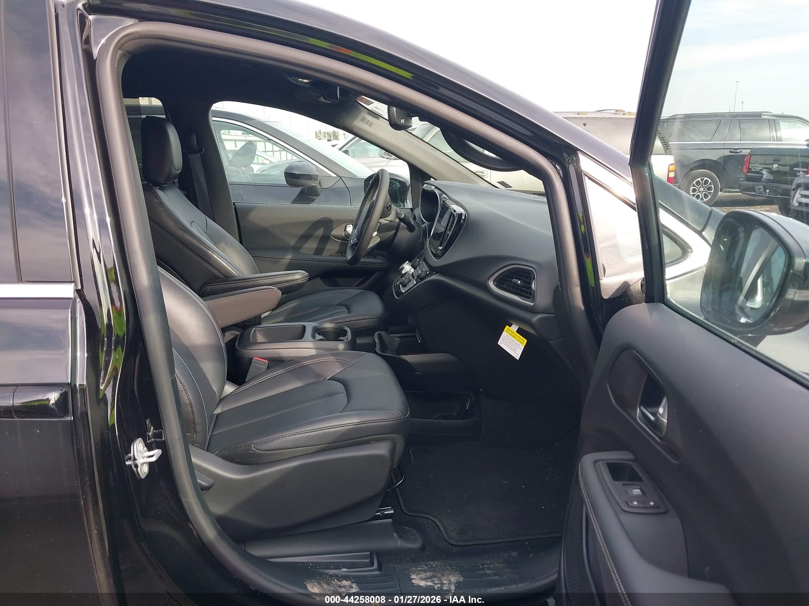 CHRYSLER PACIFICA image 5