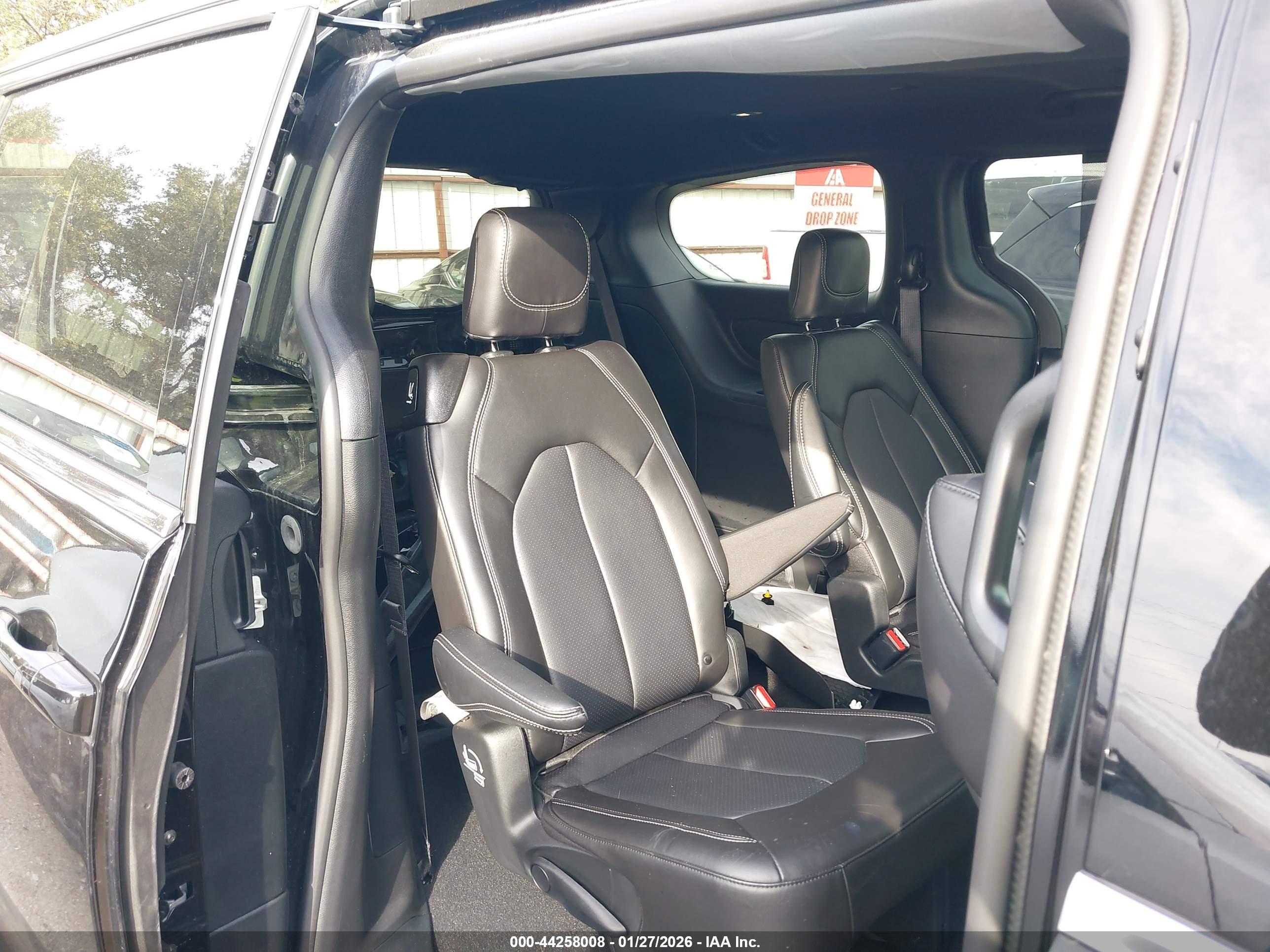 CHRYSLER PACIFICA image 8