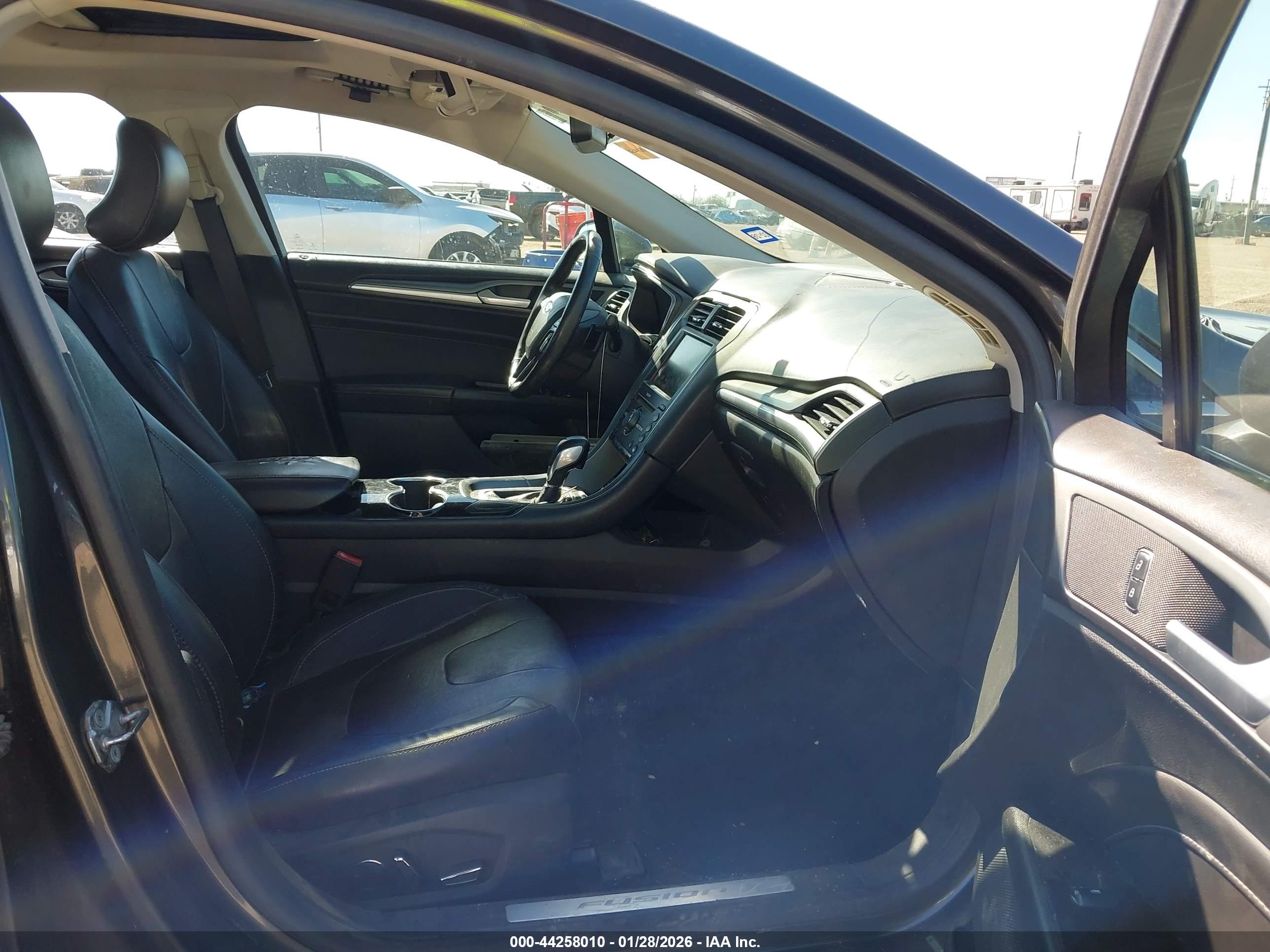 FORD FUSION image 5