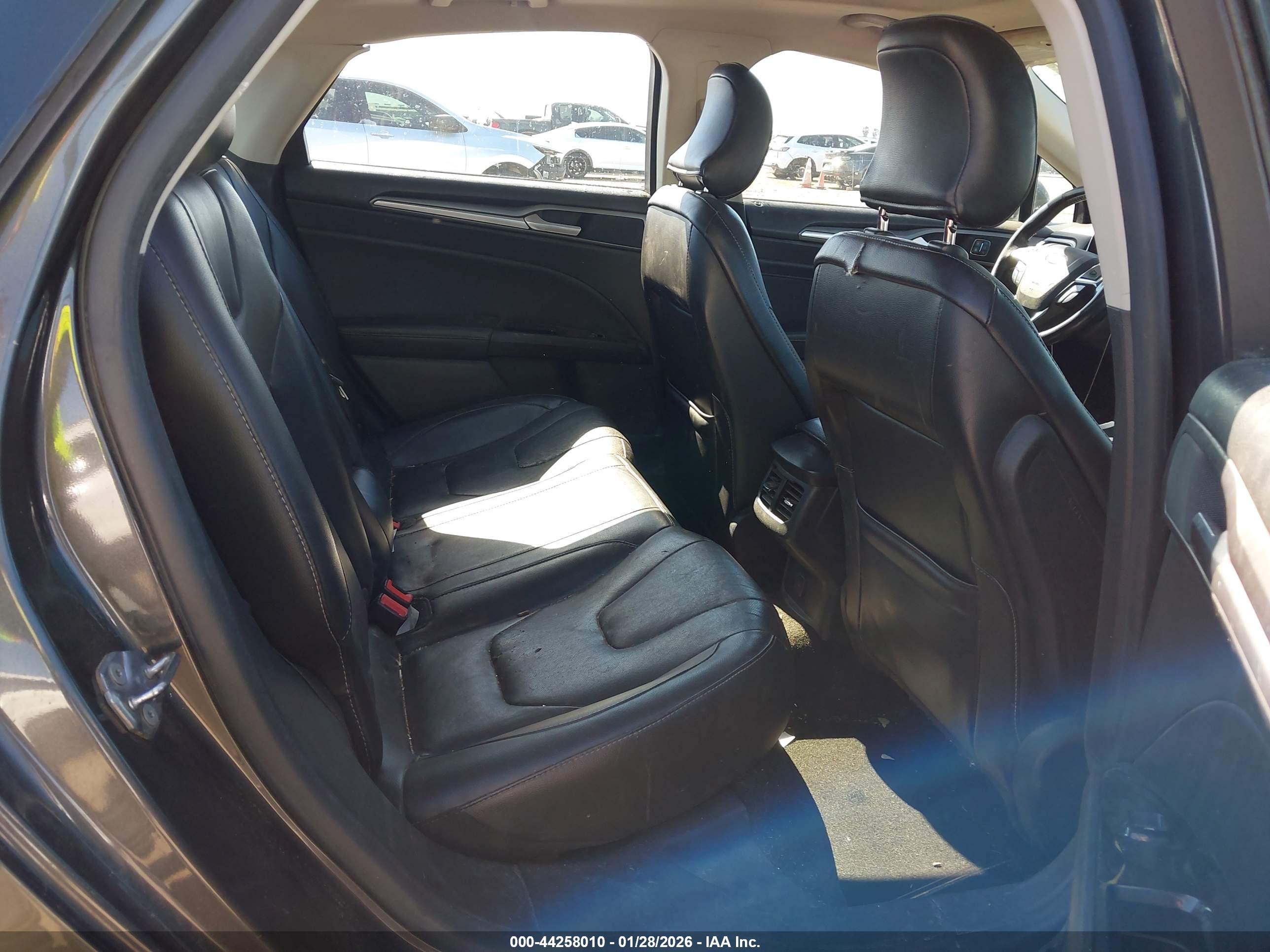 FORD FUSION image 8