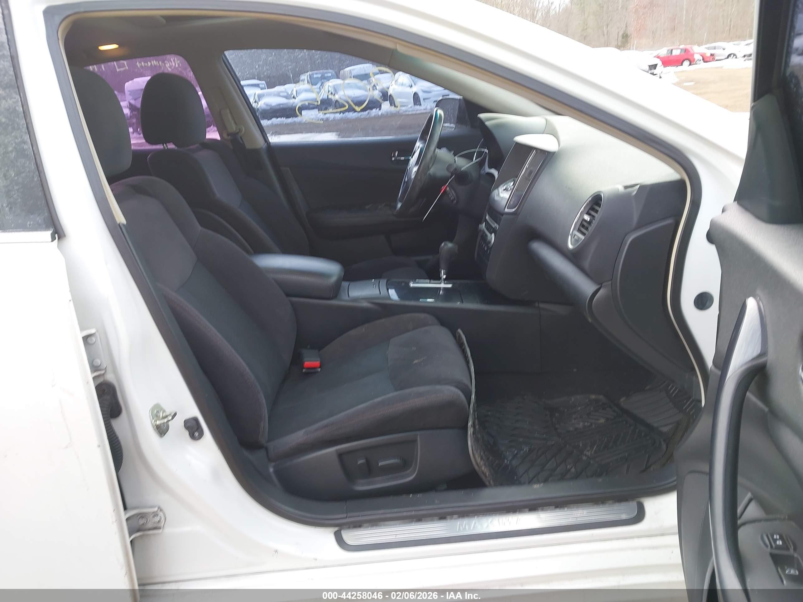 NISSAN MAXIMA image 5