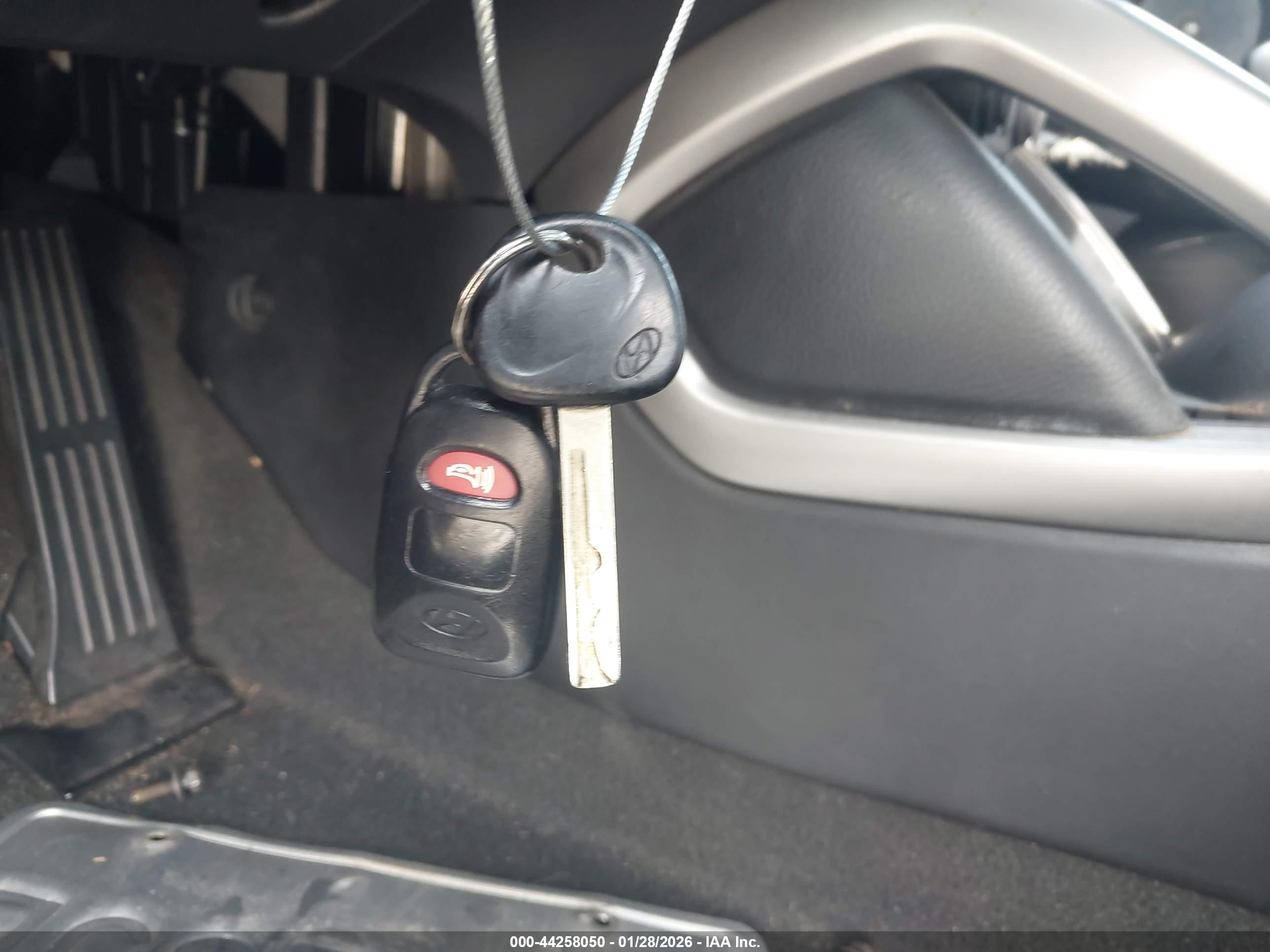 HYUNDAI VELOSTER image 11