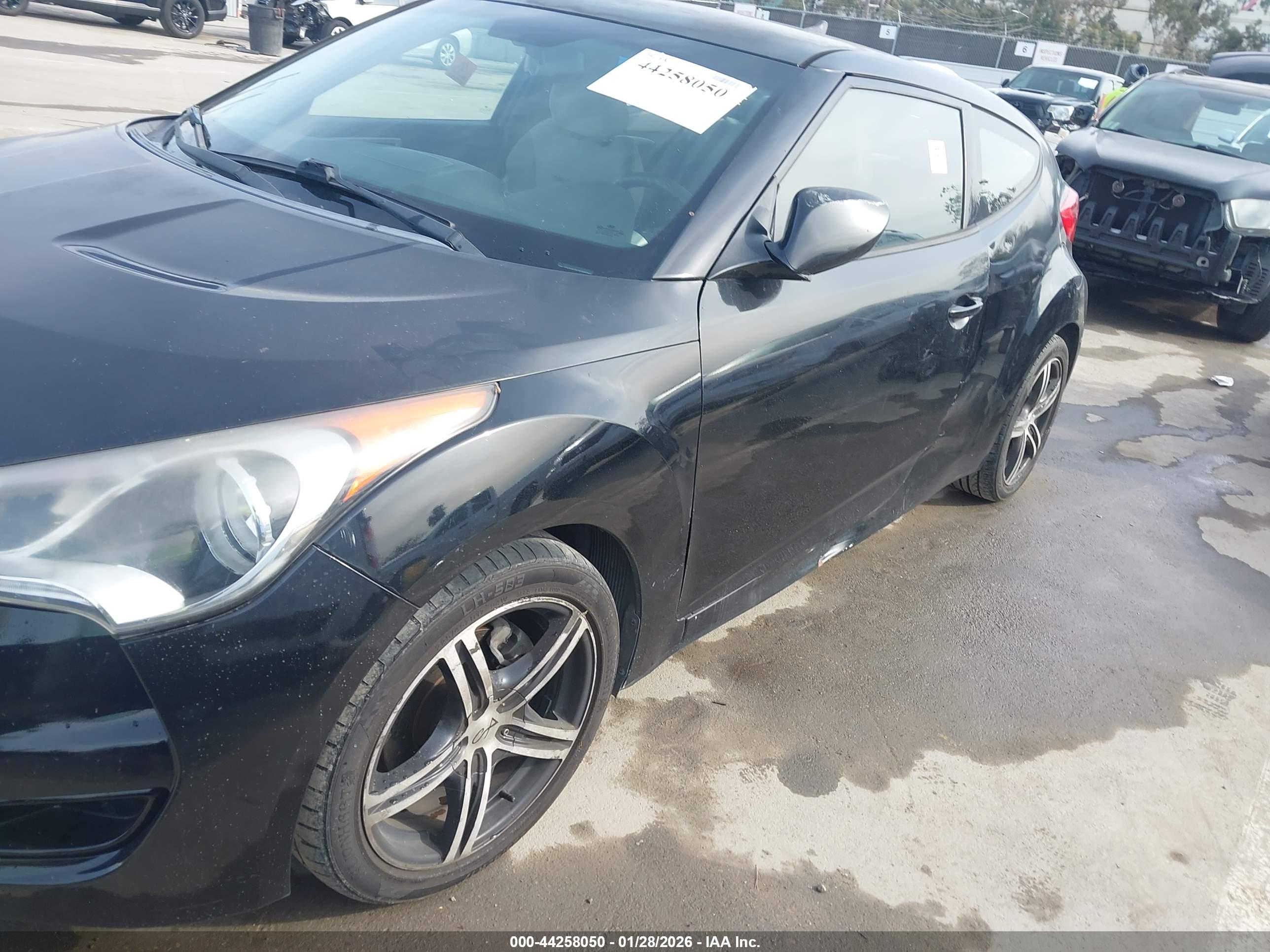 HYUNDAI VELOSTER image 6