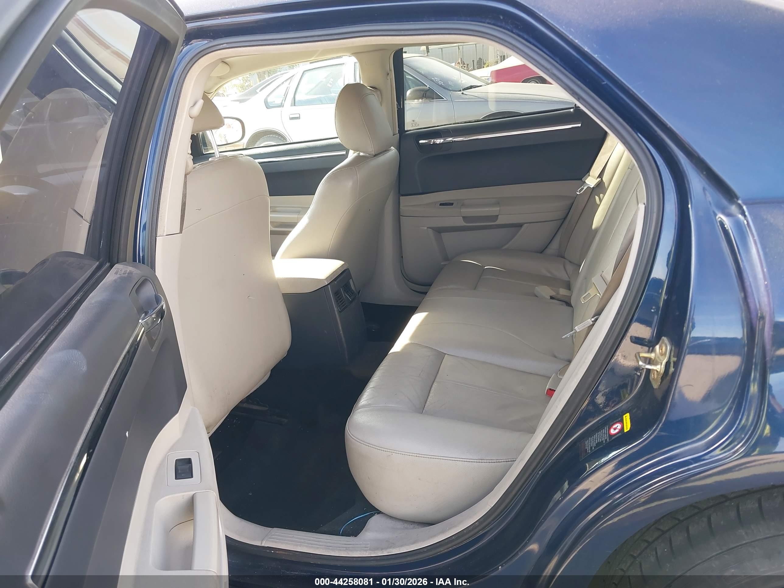CHRYSLER 300 image 8