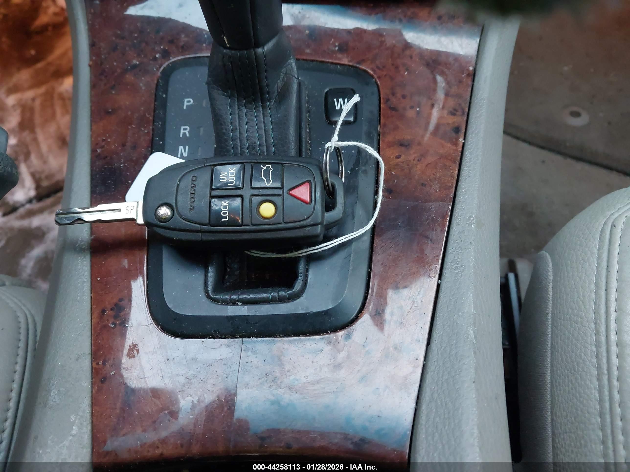 VOLVO S60 image 11