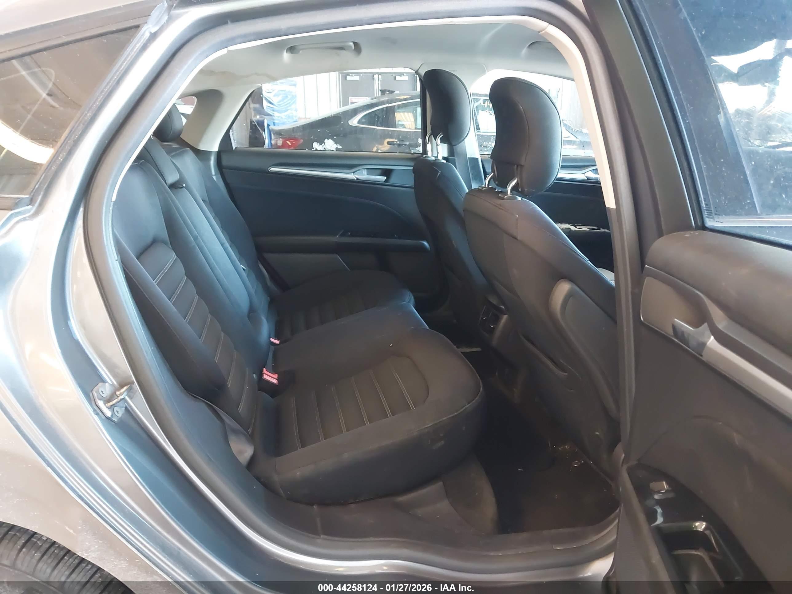 FORD FUSION image 8
