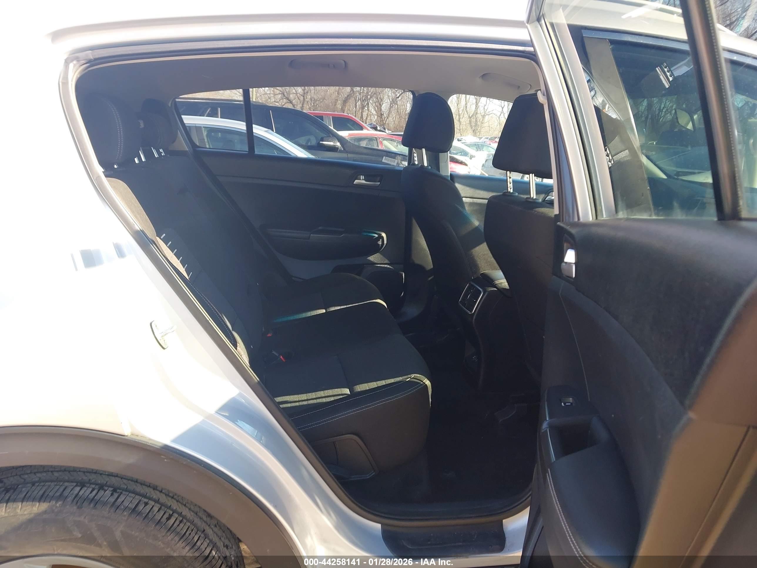 KIA SPORTAGE image 8