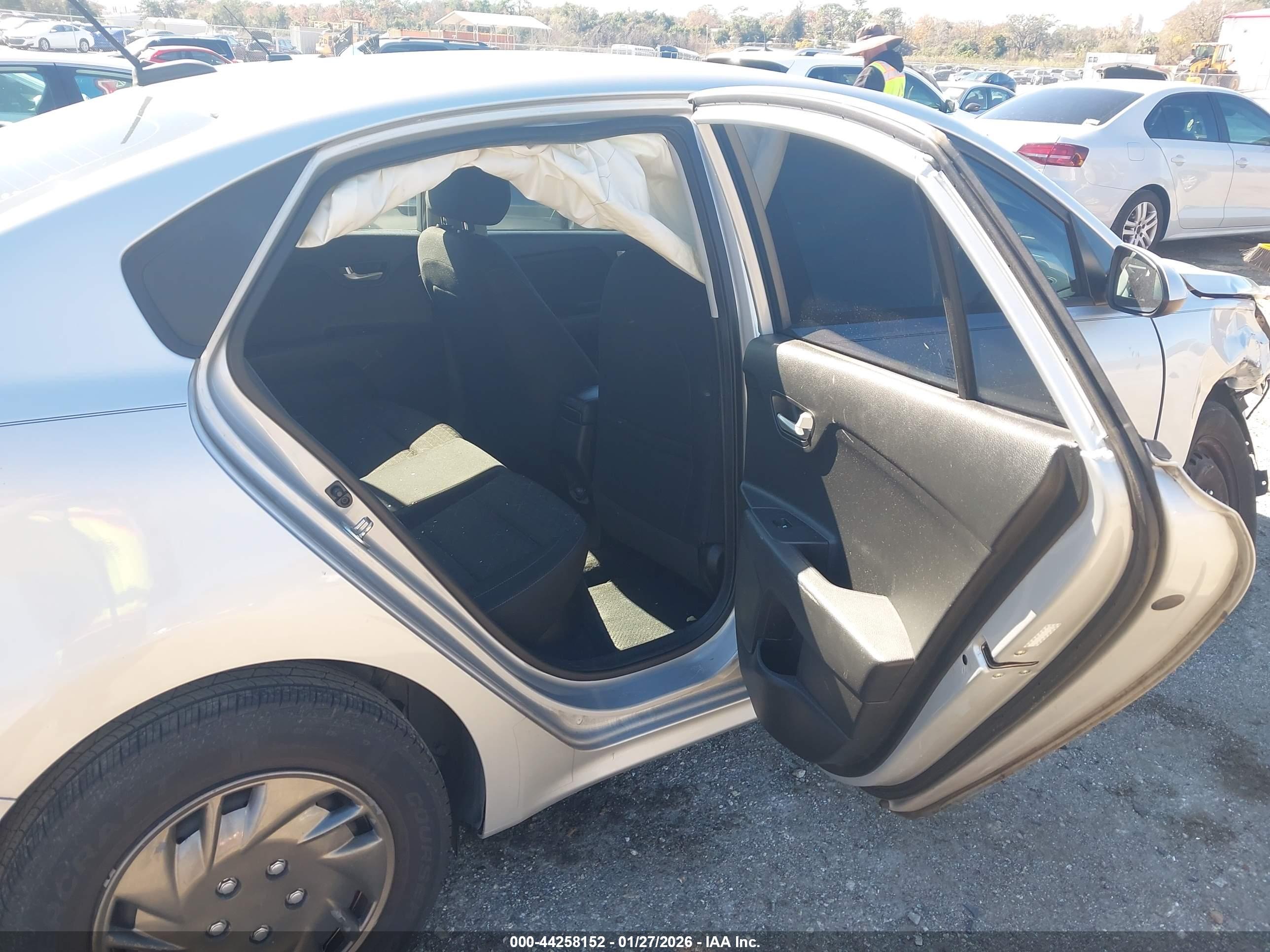 KIA RIO image 8