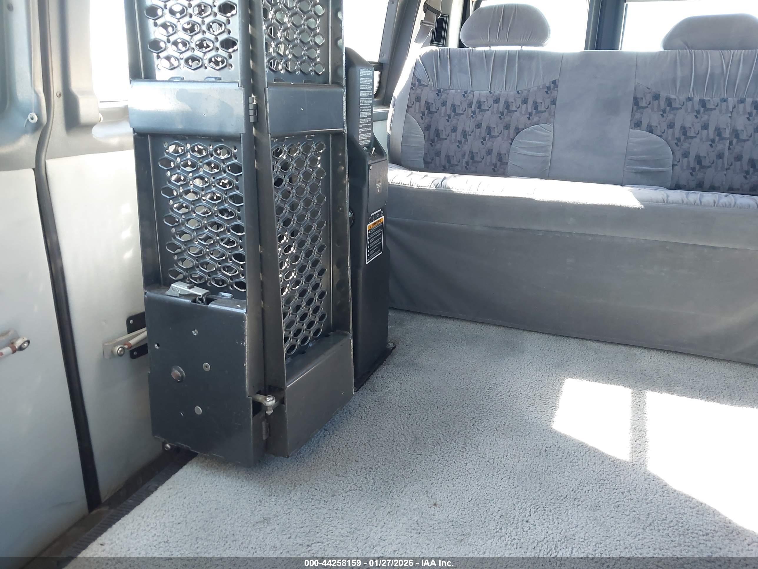 FORD E-150 image 8