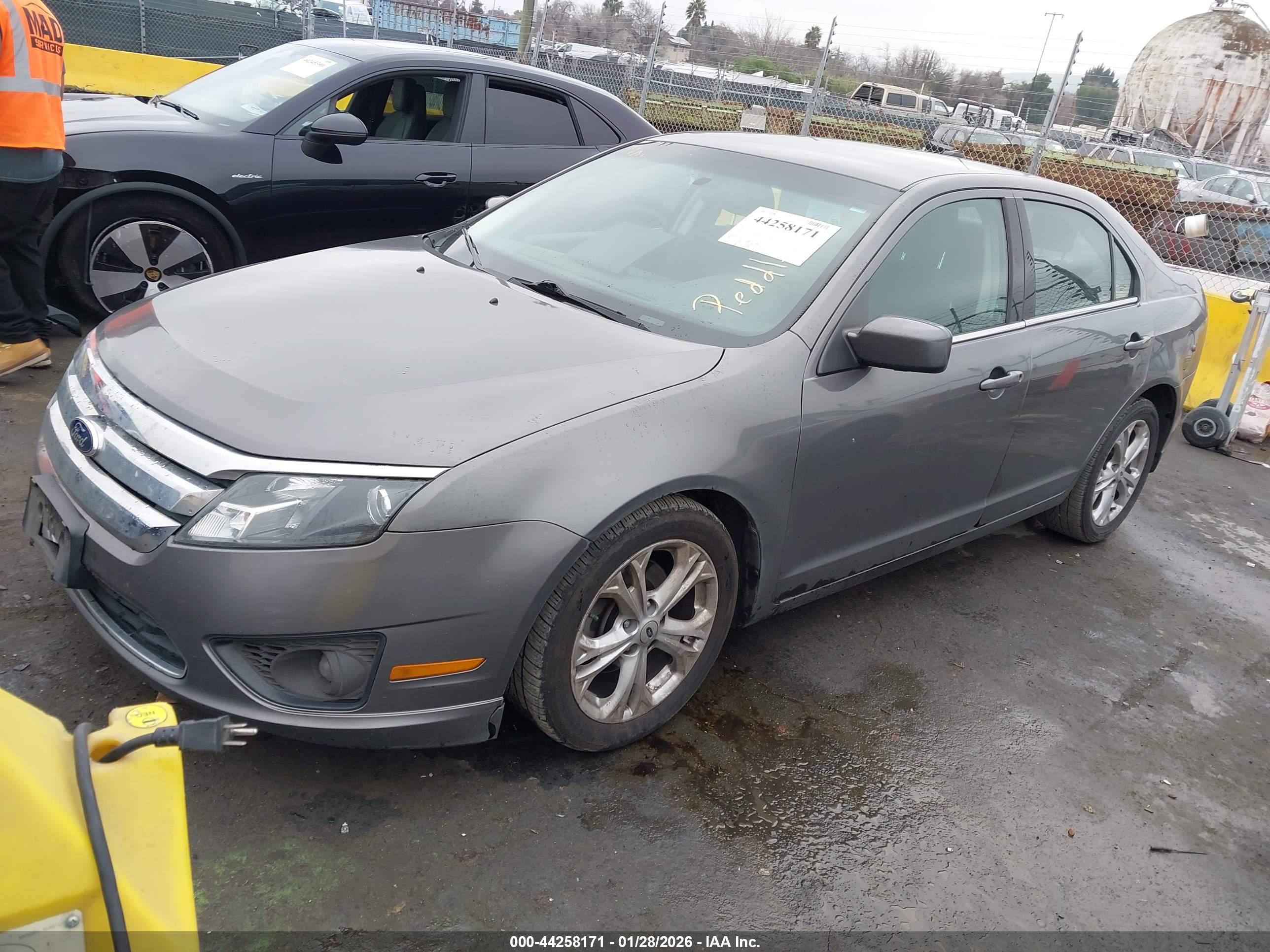 FORD FUSION image 2
