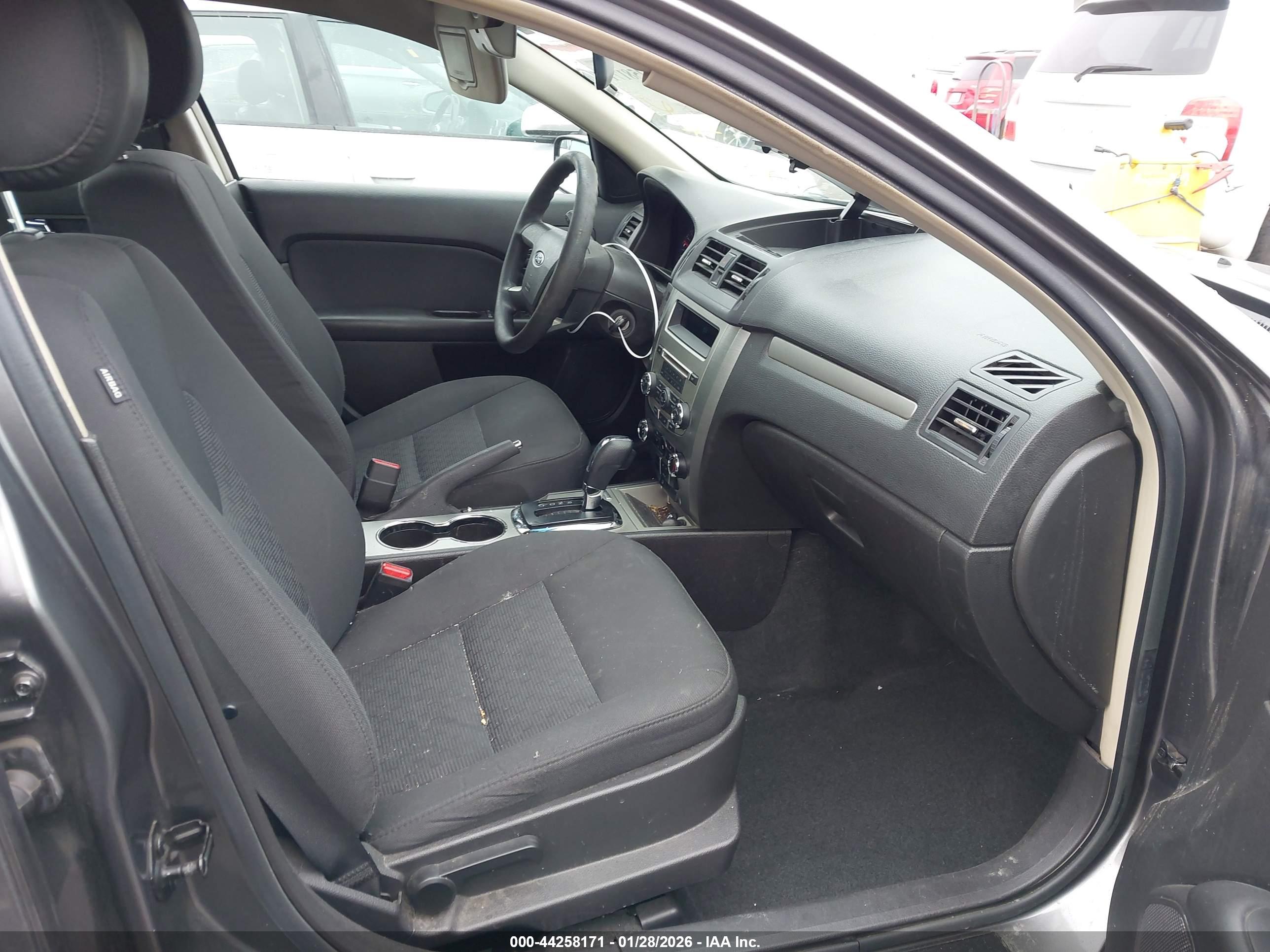FORD FUSION image 5