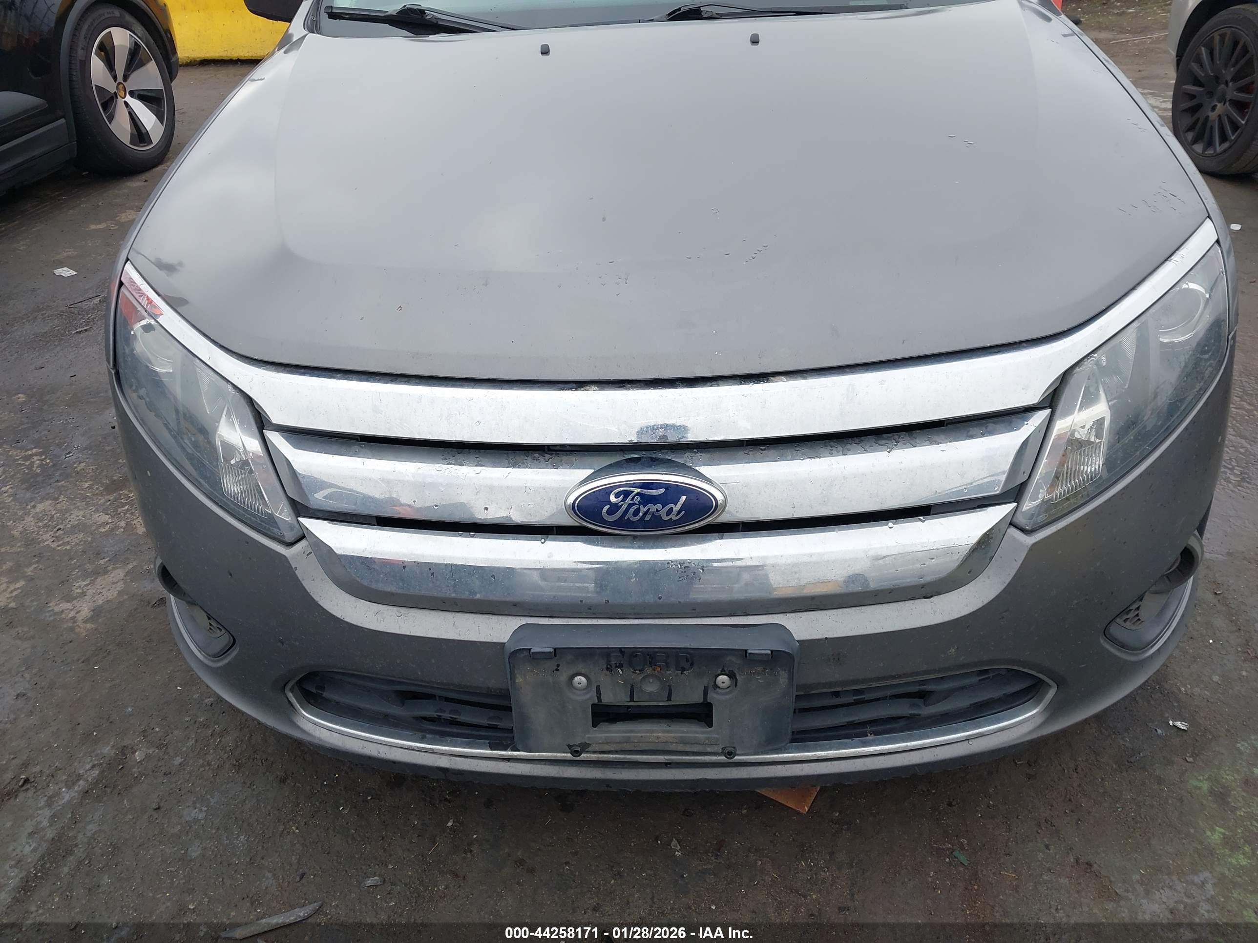 FORD FUSION image 6