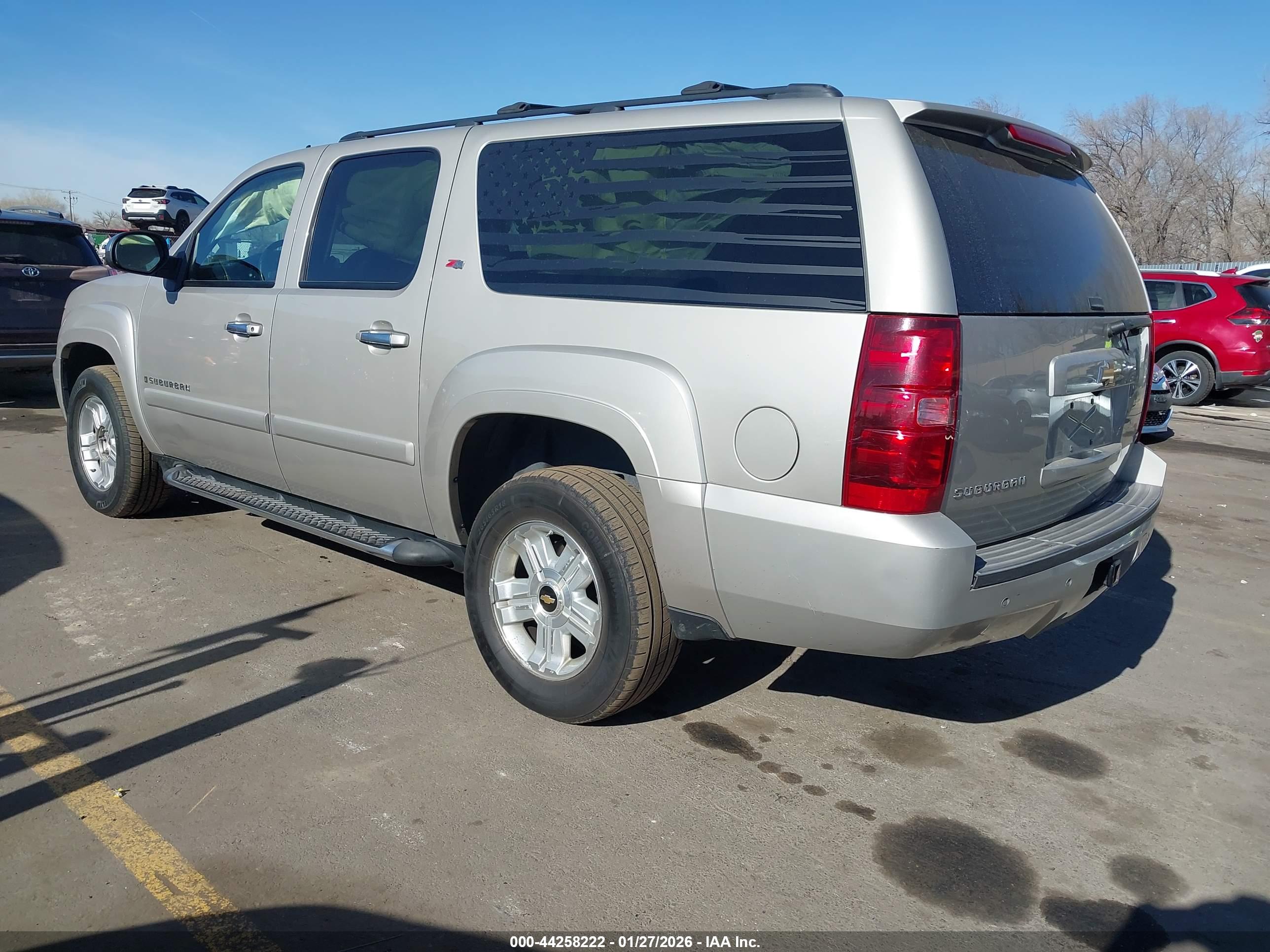 CHEVROLET SUBURBAN image 3