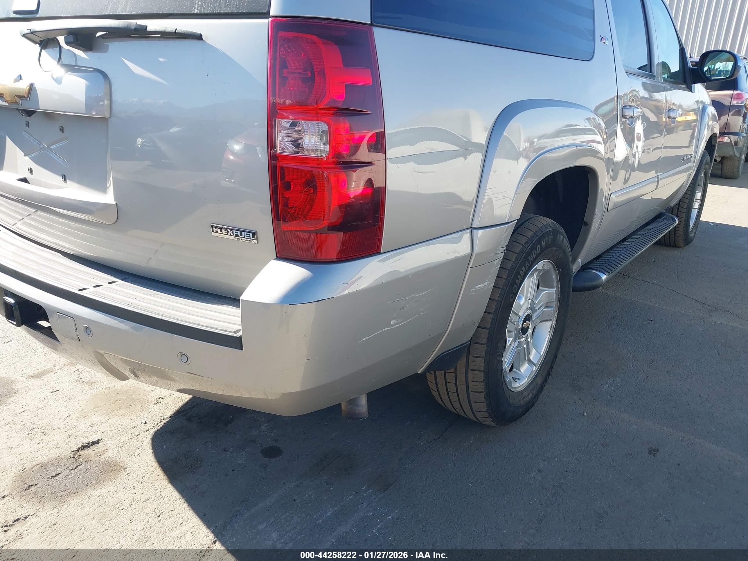 CHEVROLET SUBURBAN image 6