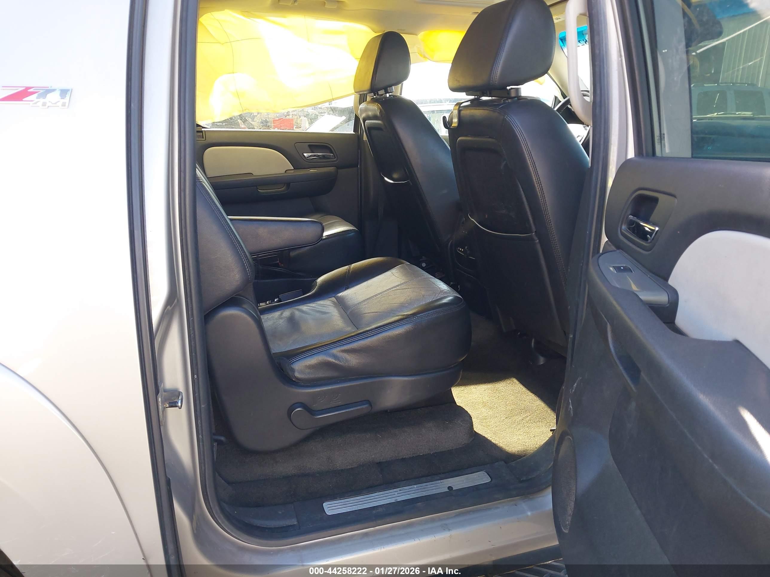 CHEVROLET SUBURBAN image 8