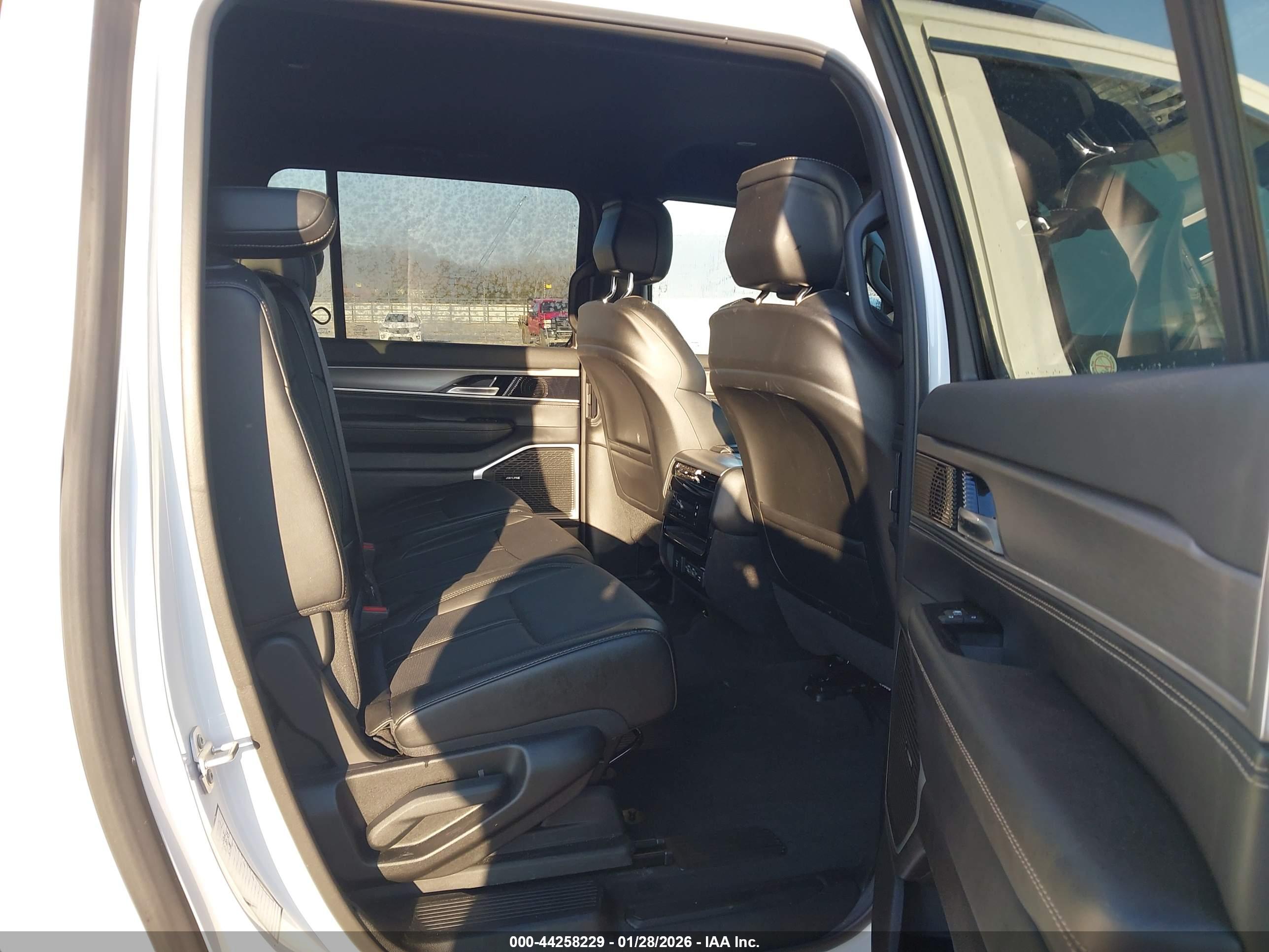 JEEP WAGONEER image 8