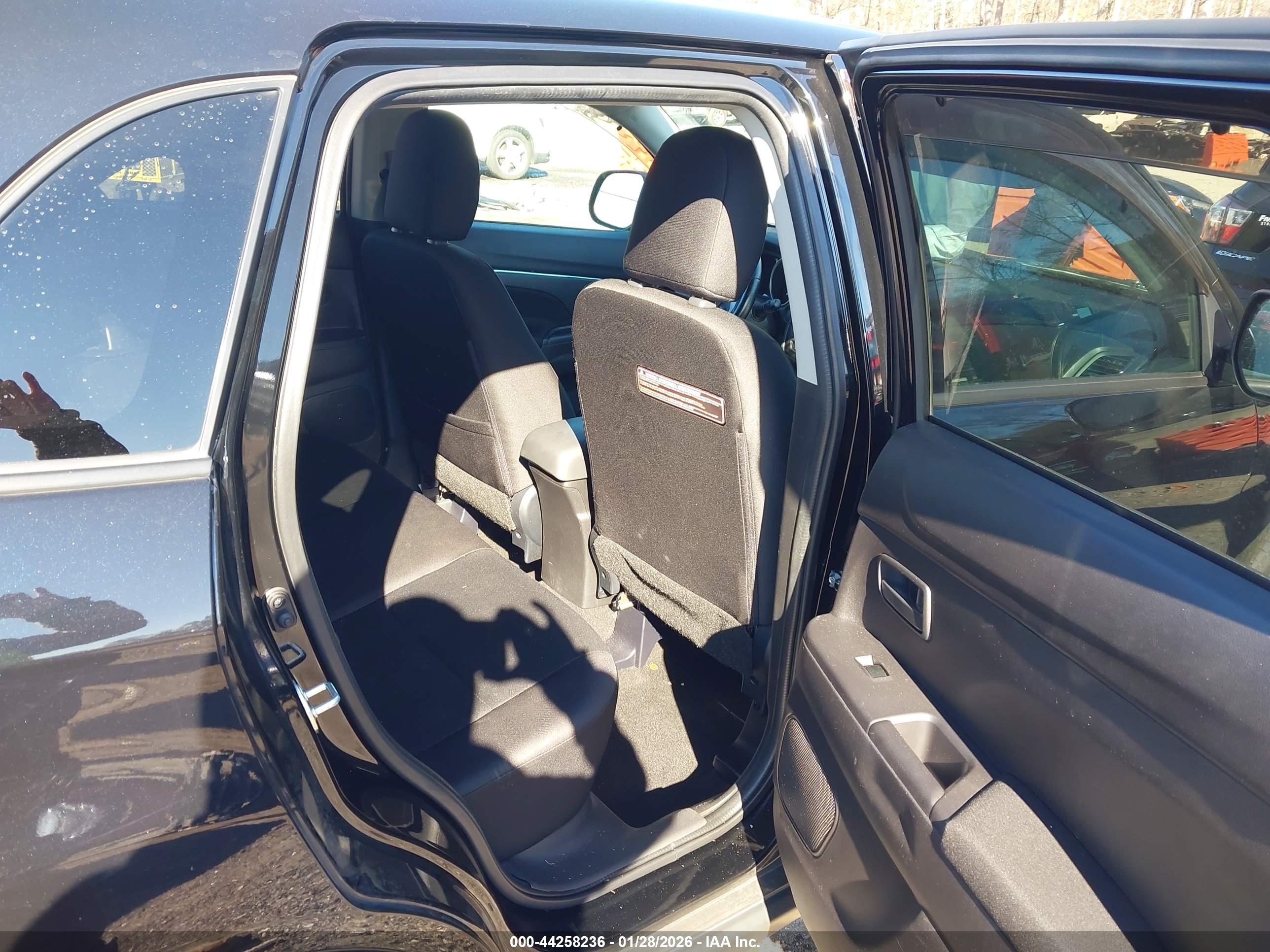 MITSUBISHI OUTLANDER image 8
