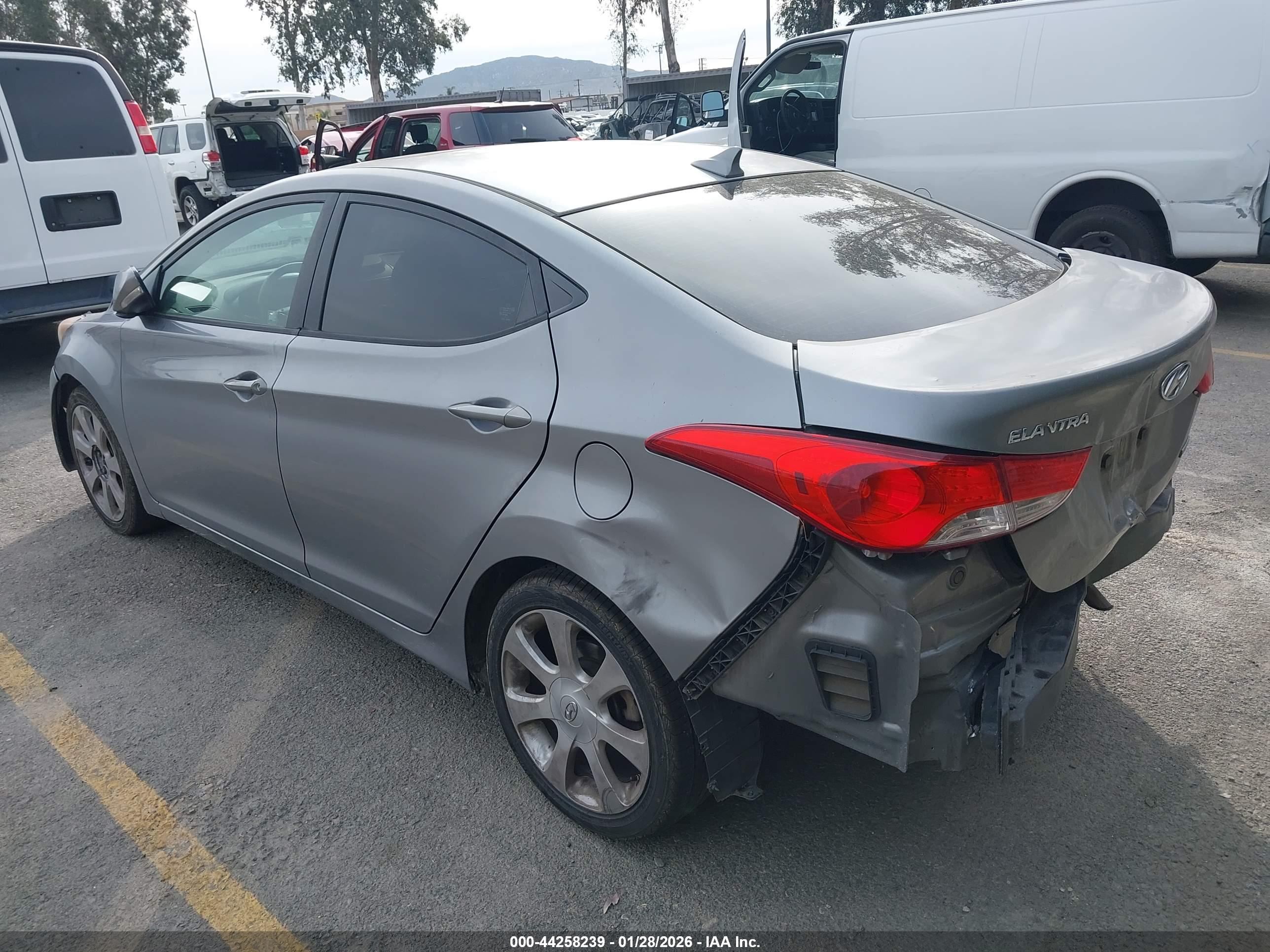 HYUNDAI ELANTRA image 3