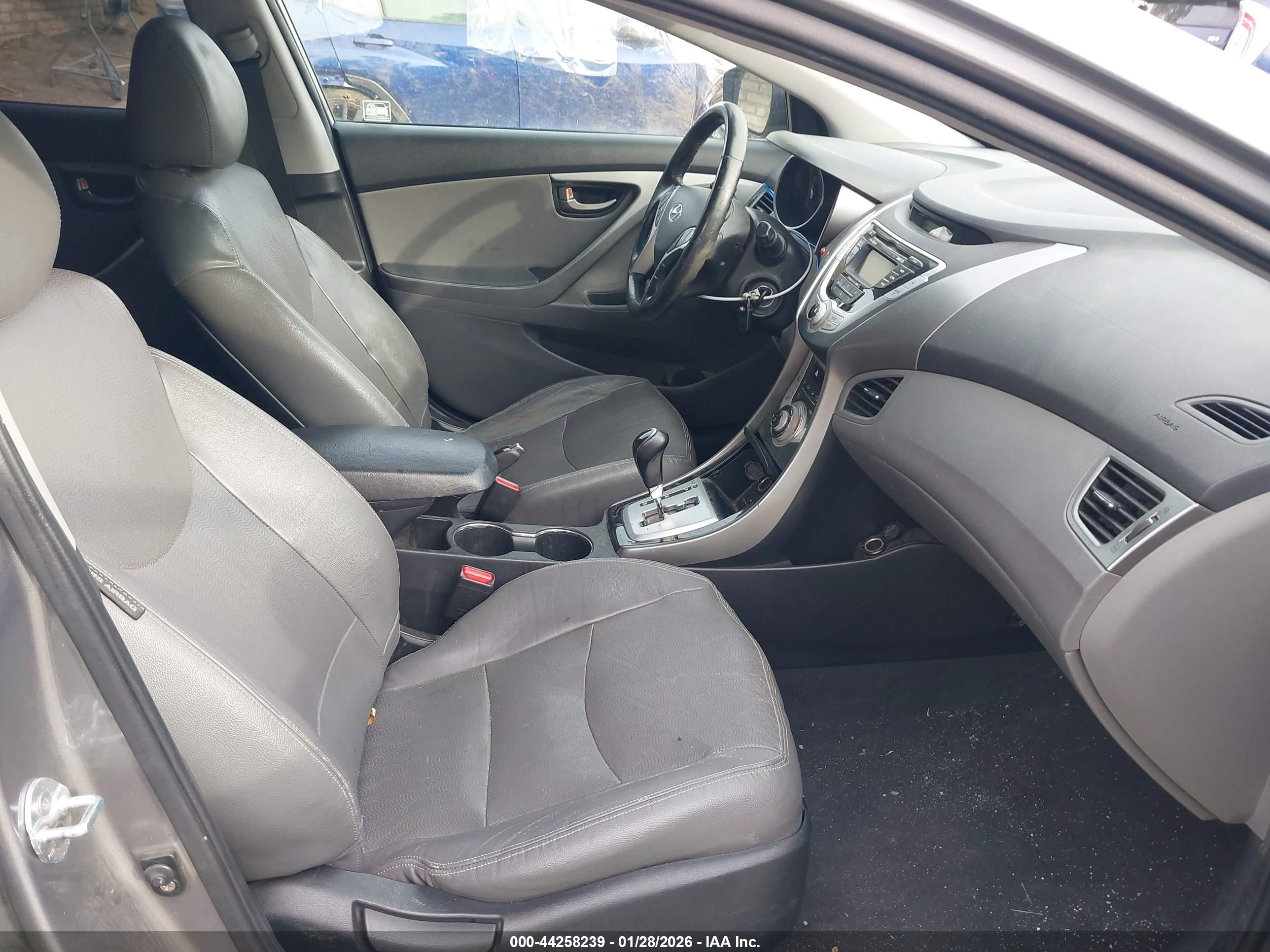 HYUNDAI ELANTRA image 5