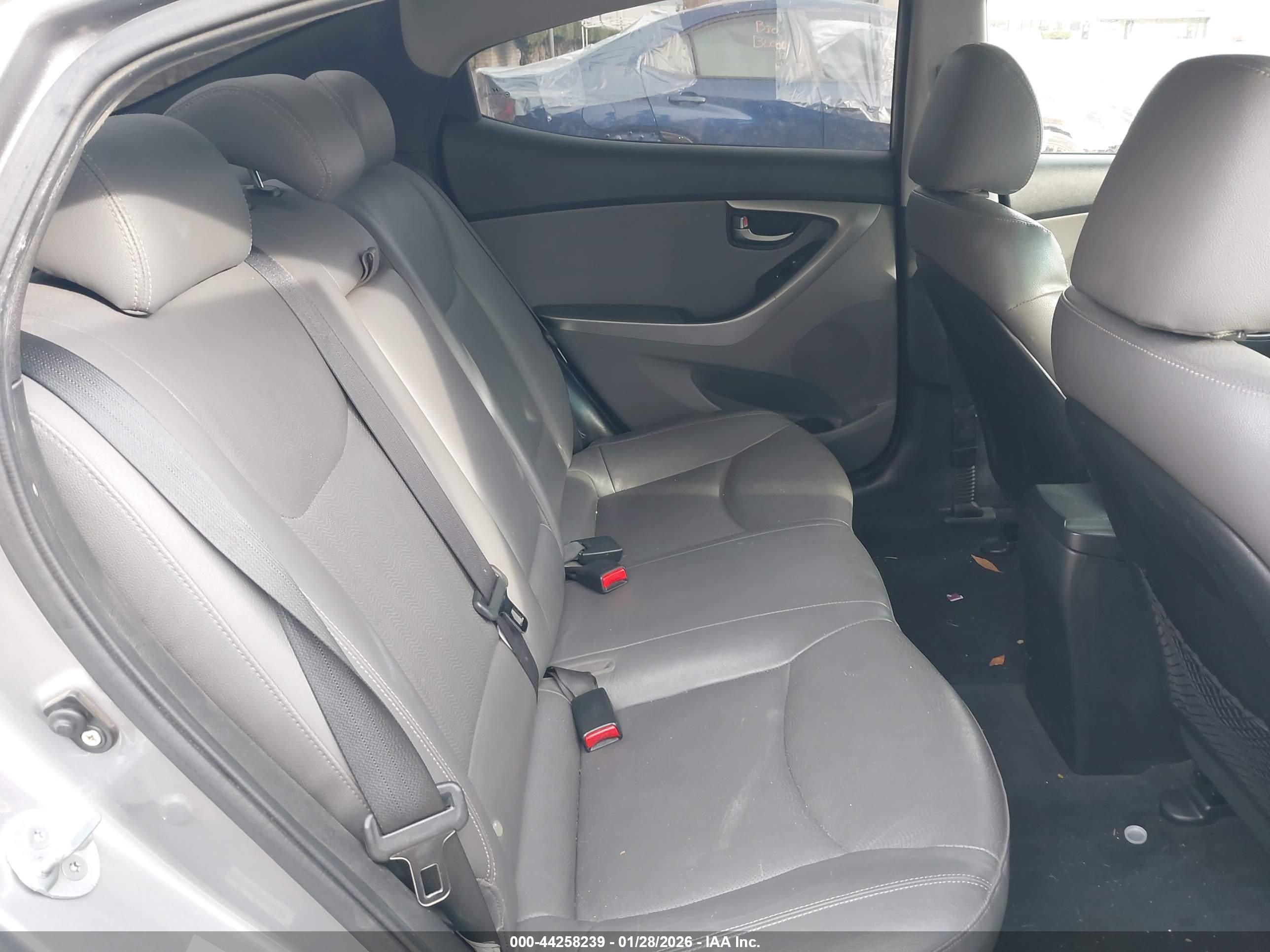 HYUNDAI ELANTRA image 8