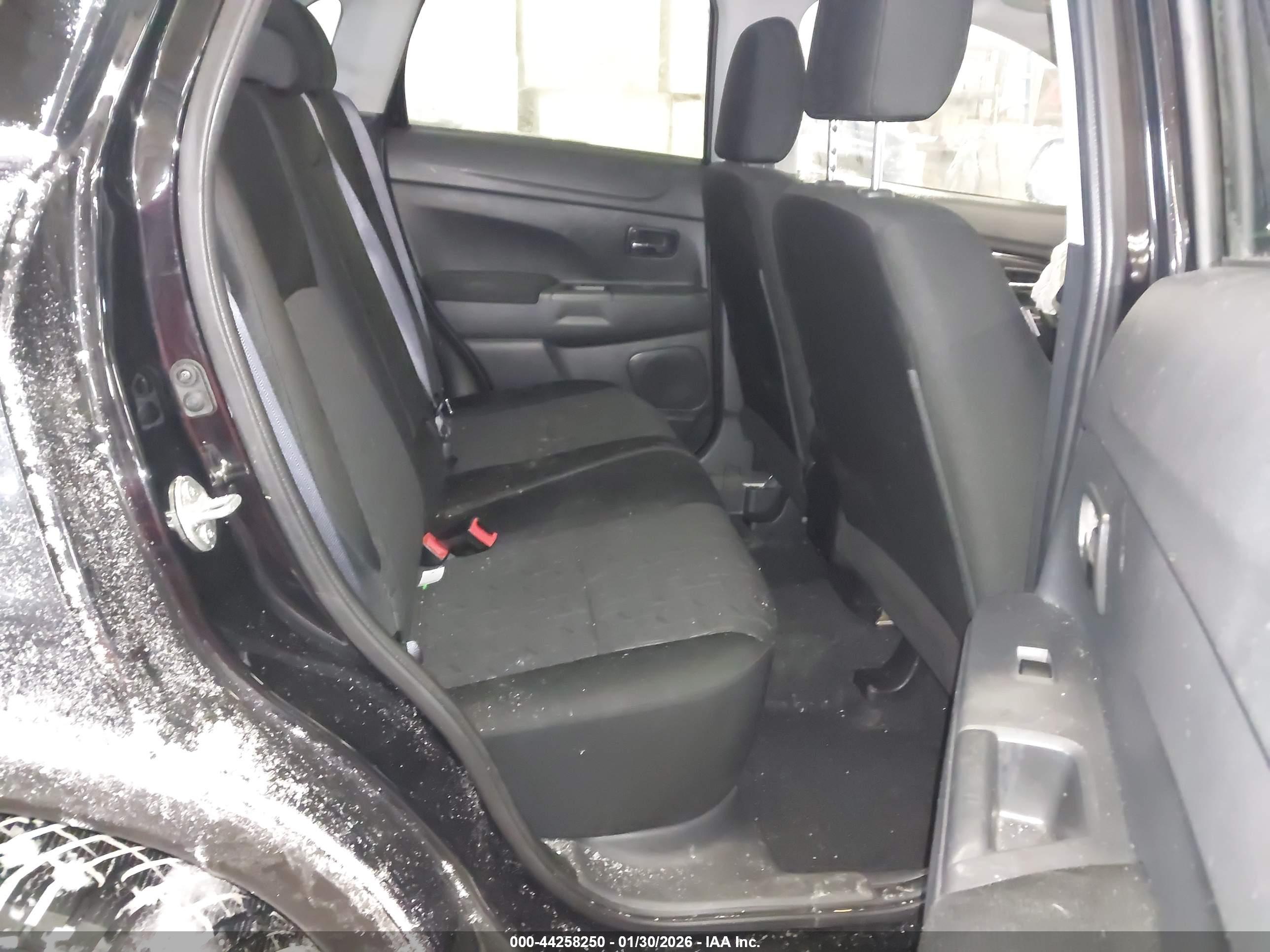 MITSUBISHI OUTLANDER image 8