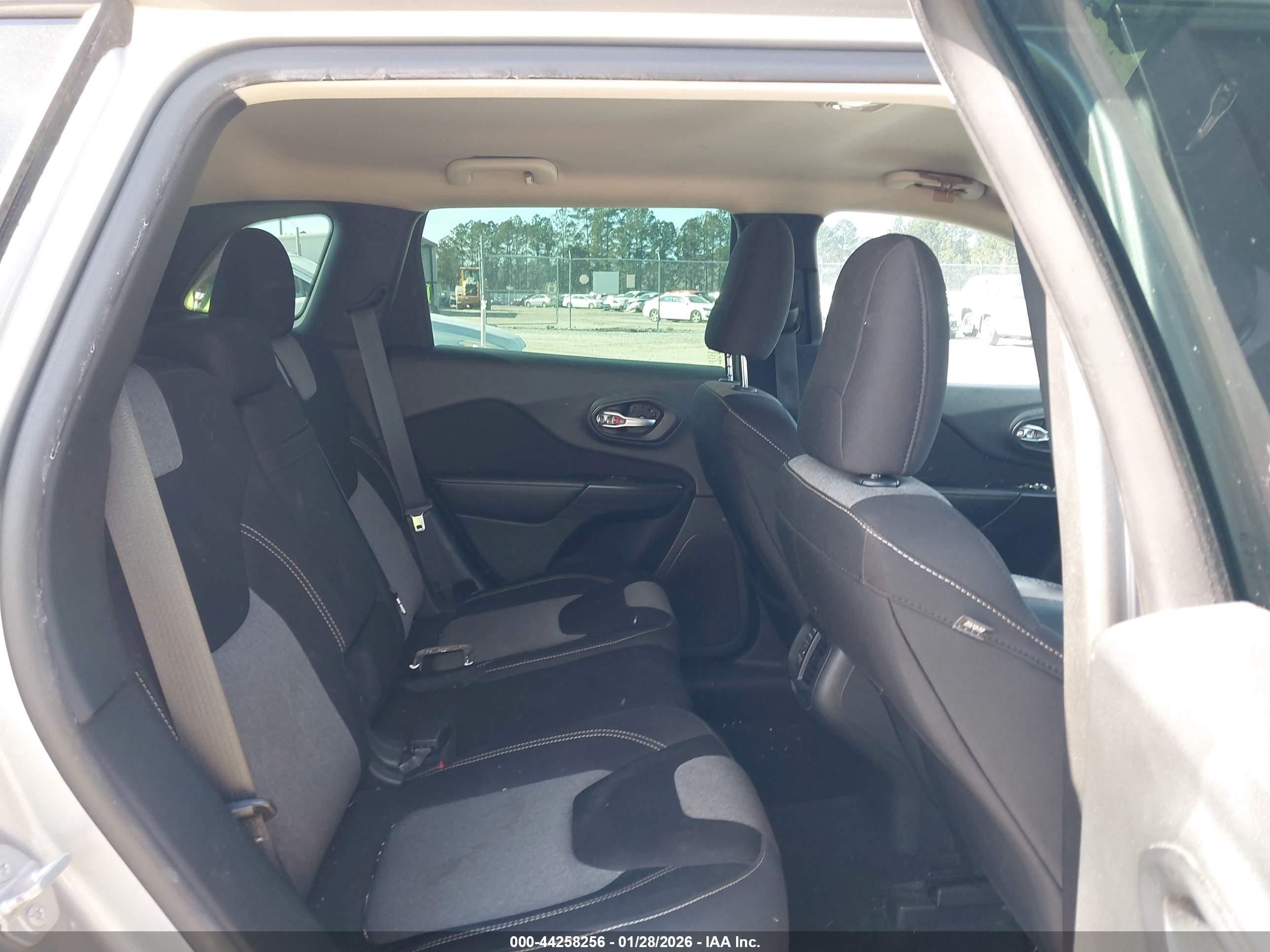 JEEP CHEROKEE image 8