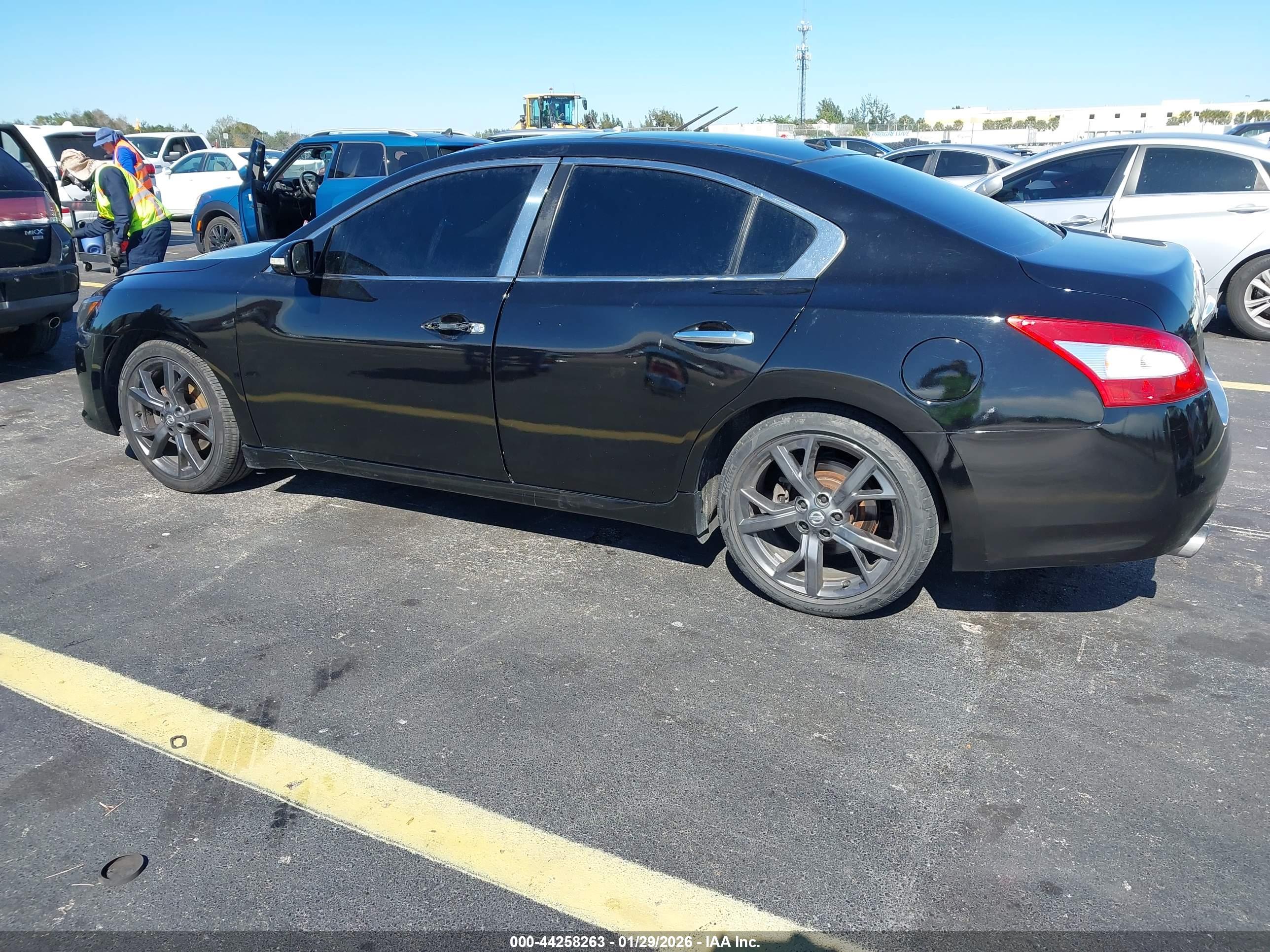NISSAN MAXIMA image 3