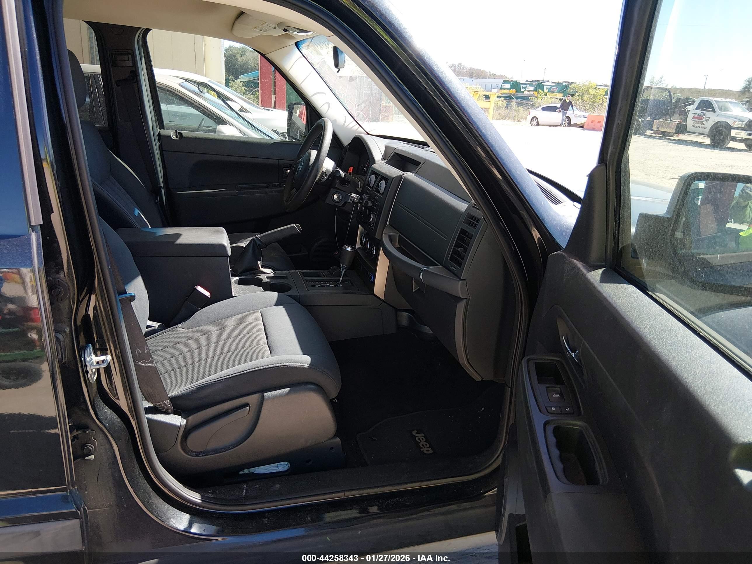 JEEP LIBERTY image 5