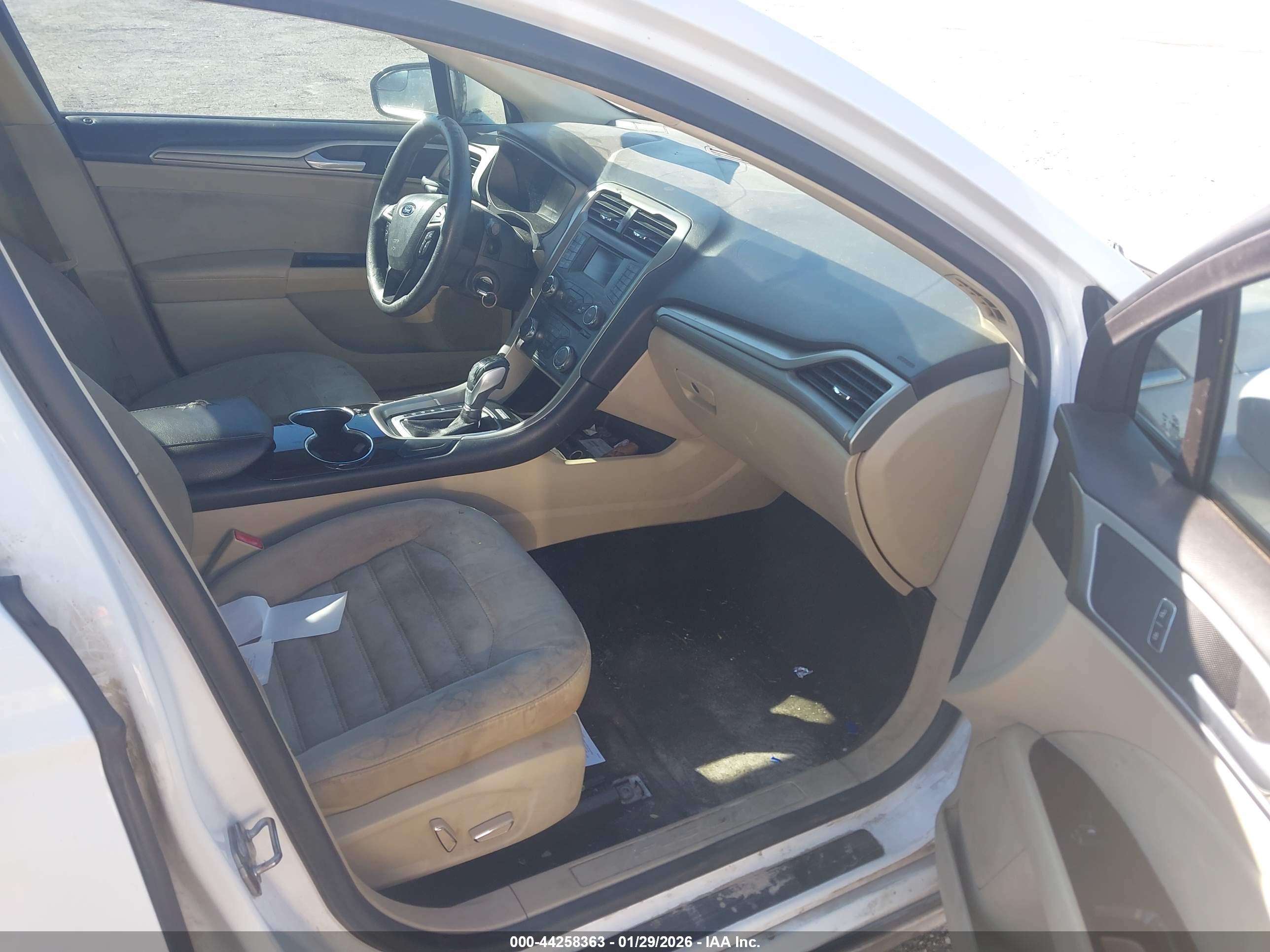 FORD FUSION image 5