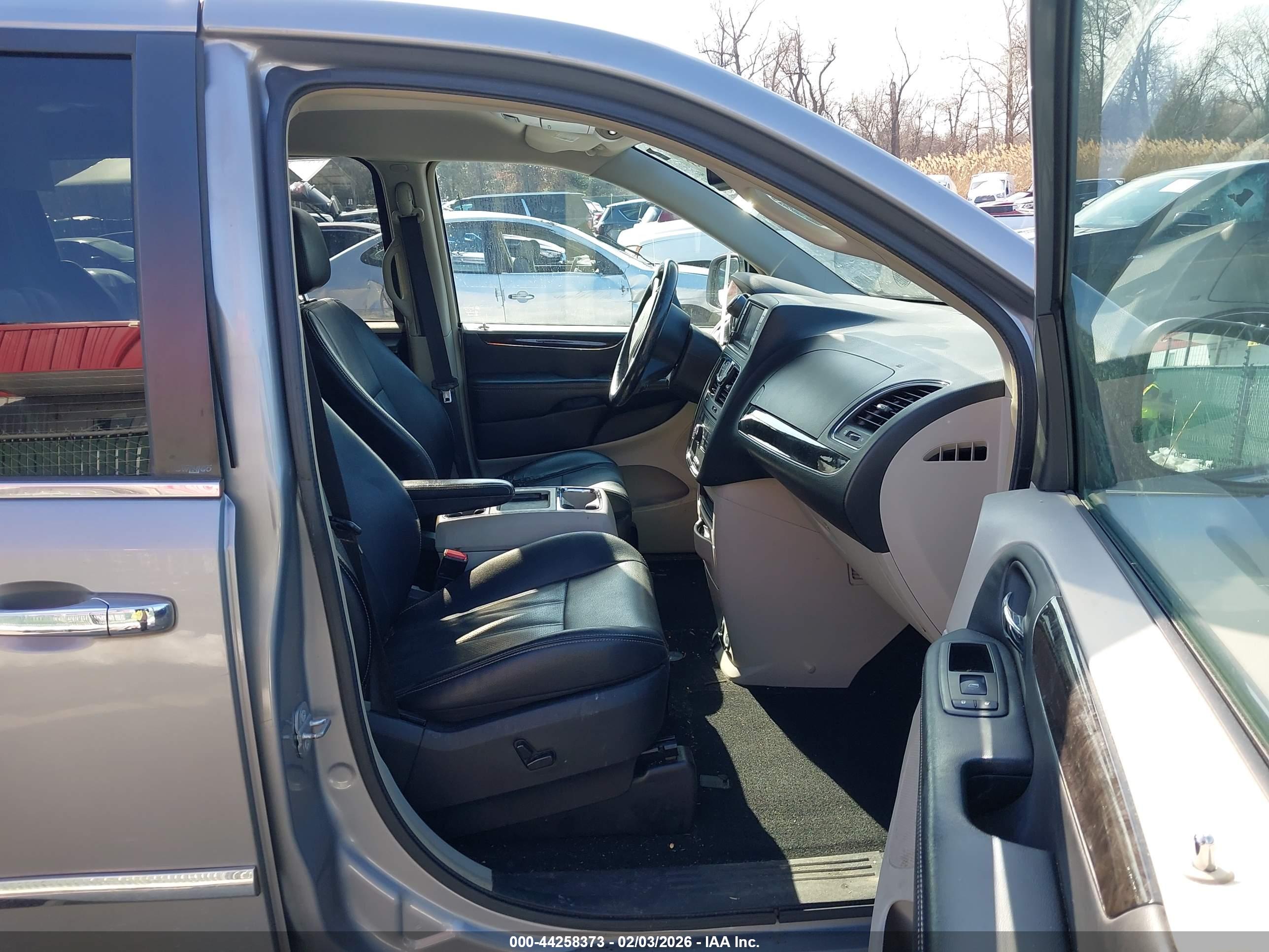 CHRYSLER TOWN image 5