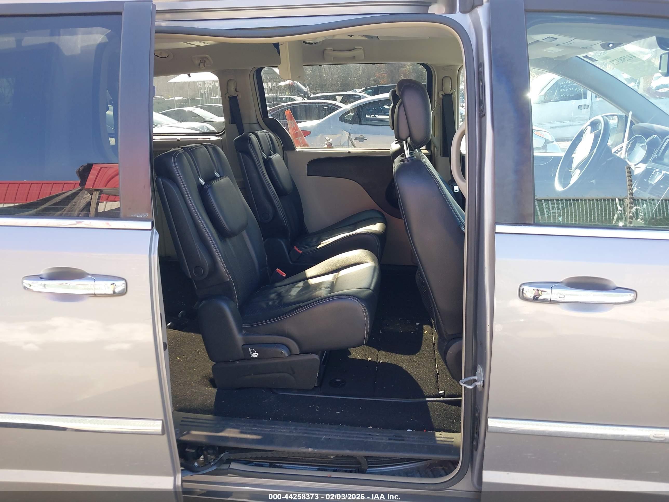 CHRYSLER TOWN image 8